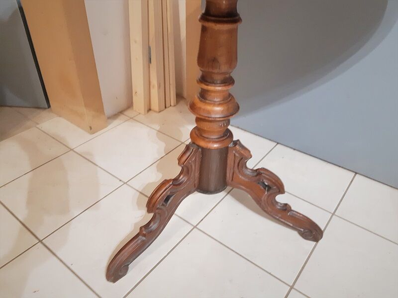 Oval side table Louis Philippe period walnut and walnut bramble, tripod foot