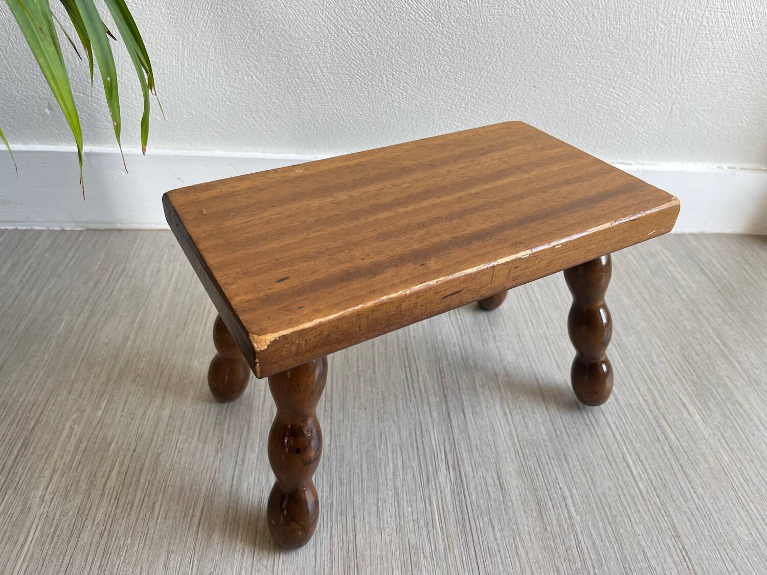 Bobbin decor wooden bench stool