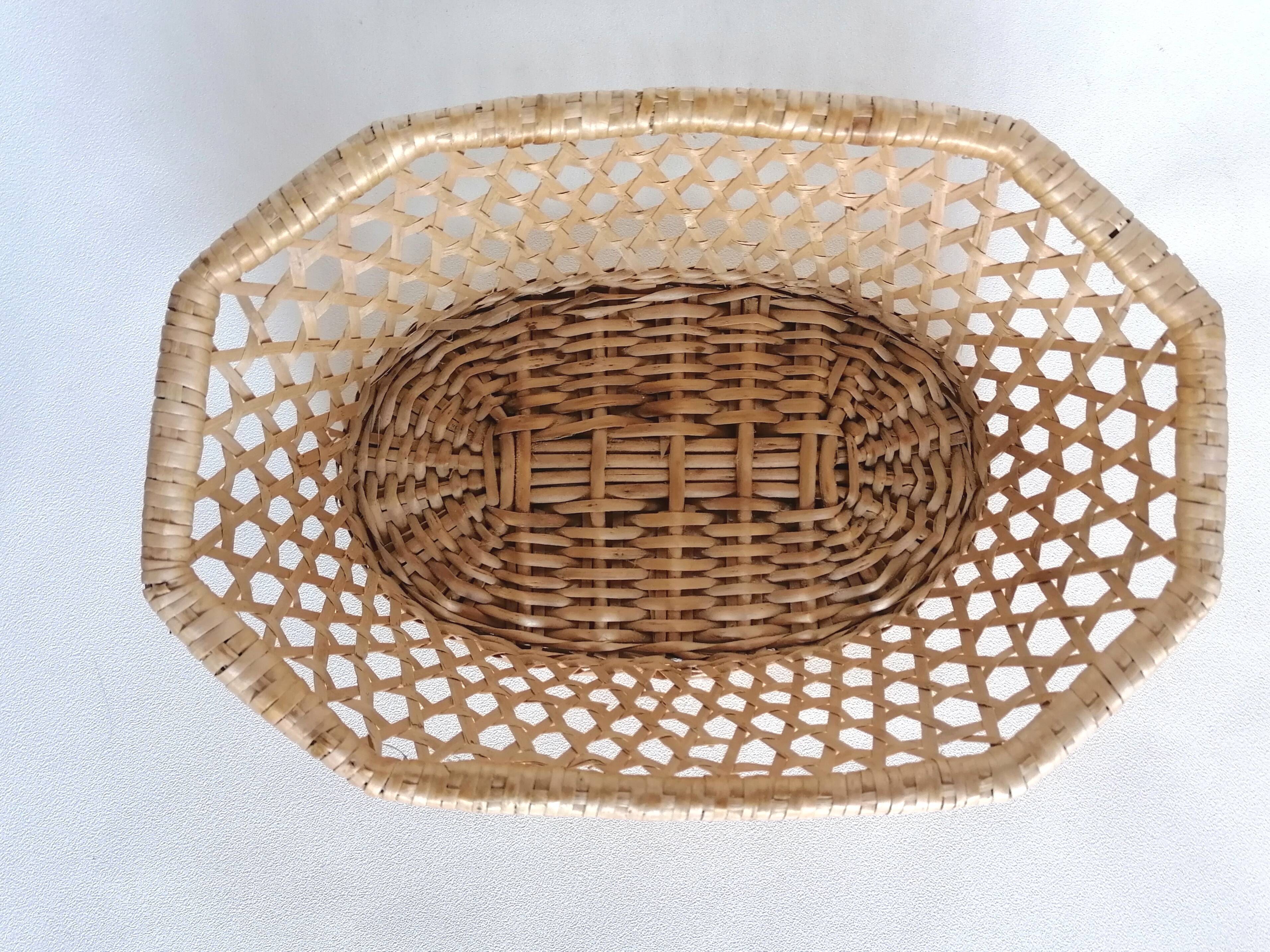Bread basket in woven wicker canning