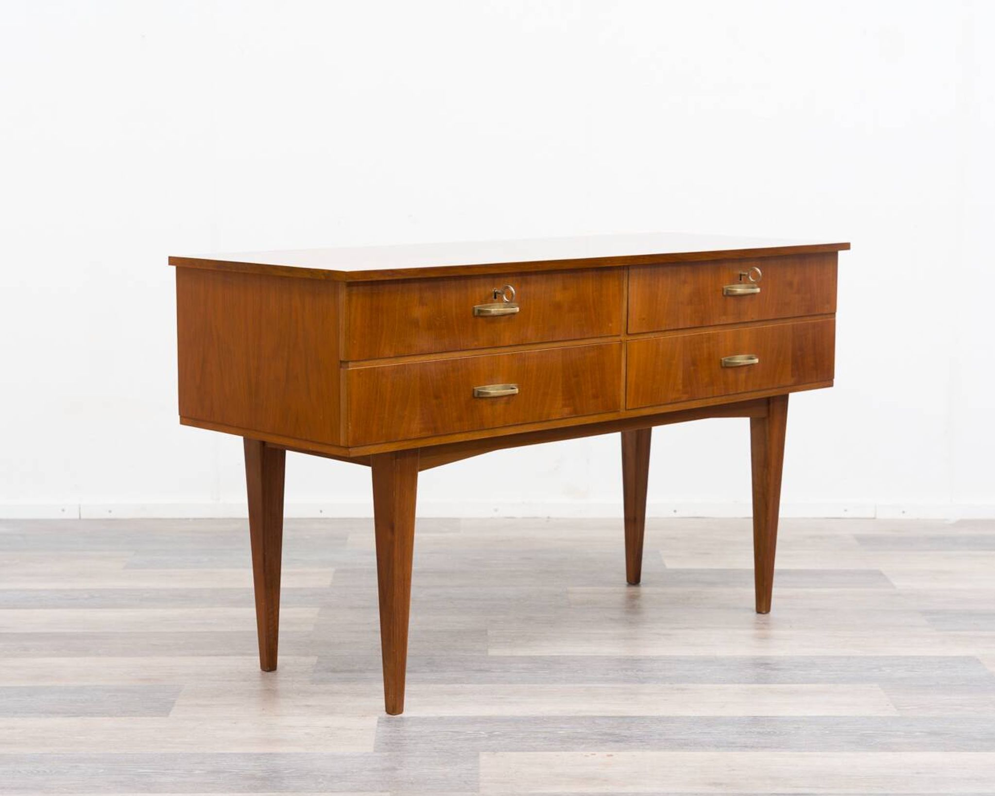 Enfilade/commode des années 1950 en noyer. Excellent état d'origine.