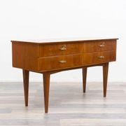 Enfilade/commode des années 1950 en noyer. Excellent état d'origine.