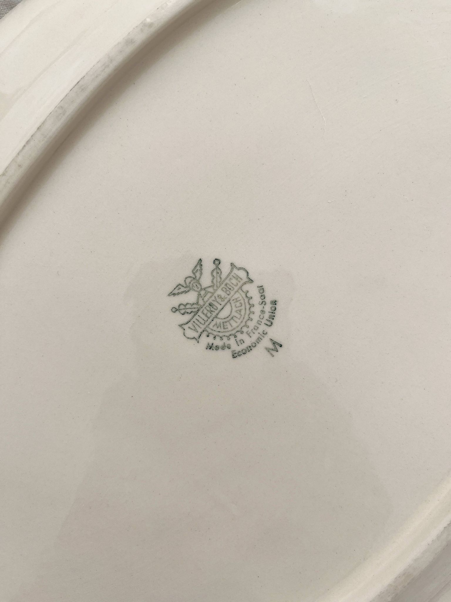Plat ovale festonné en faïence ivoire Villeroy et Boch