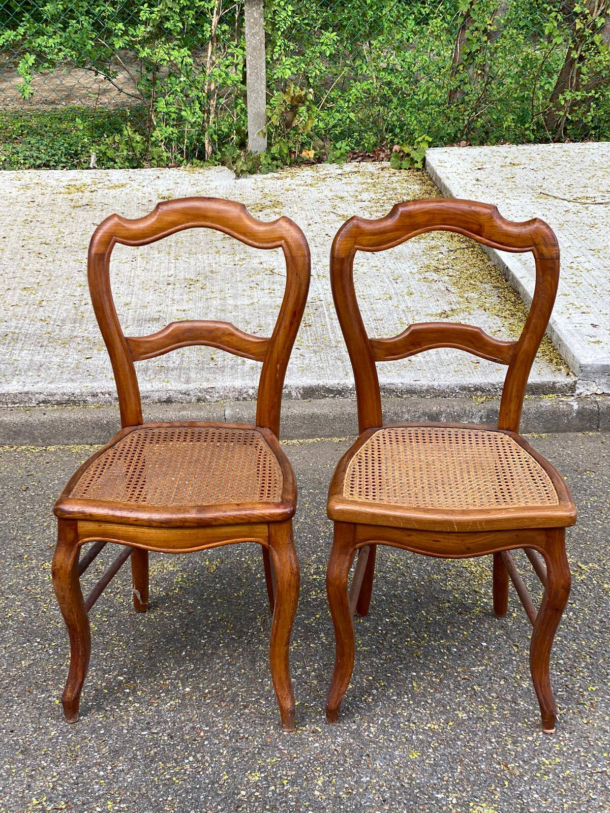 2 Louis Philippe caned chairs from the 19th century in solid wood.