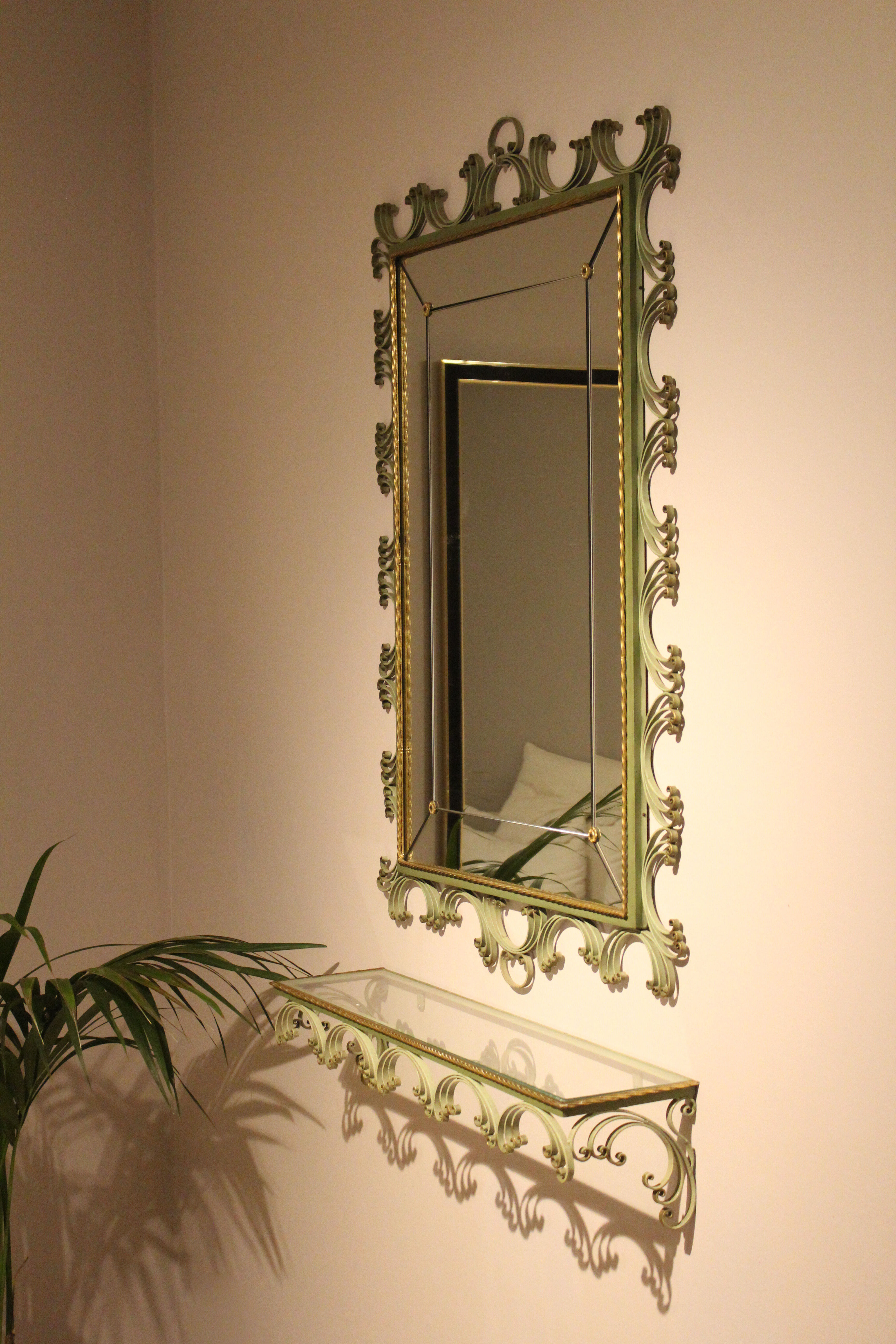 Miroir en plomb avec console en fer forgé laqué en vert pistache et or, Art Déco,