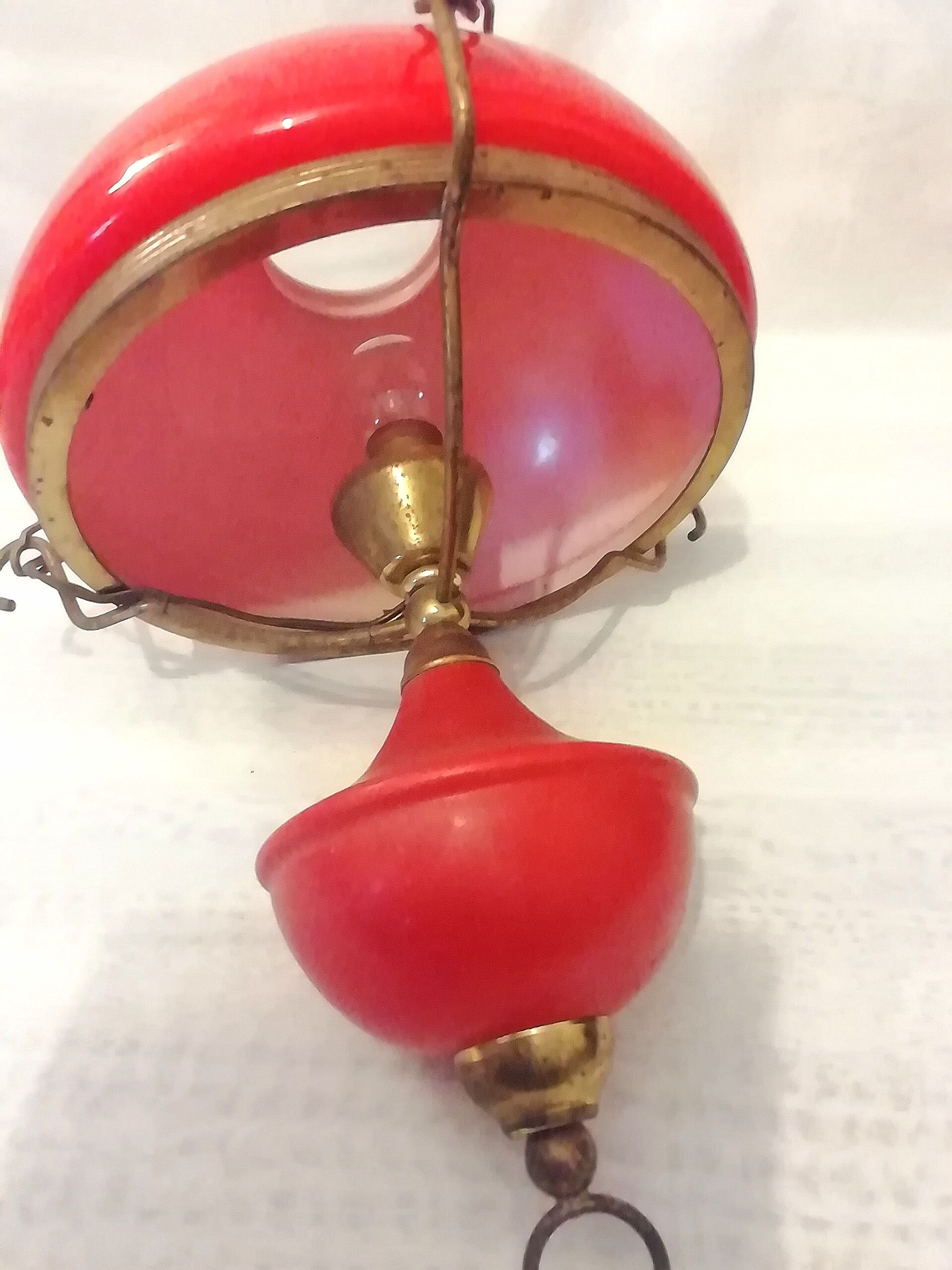Ancien lustre globe rouge