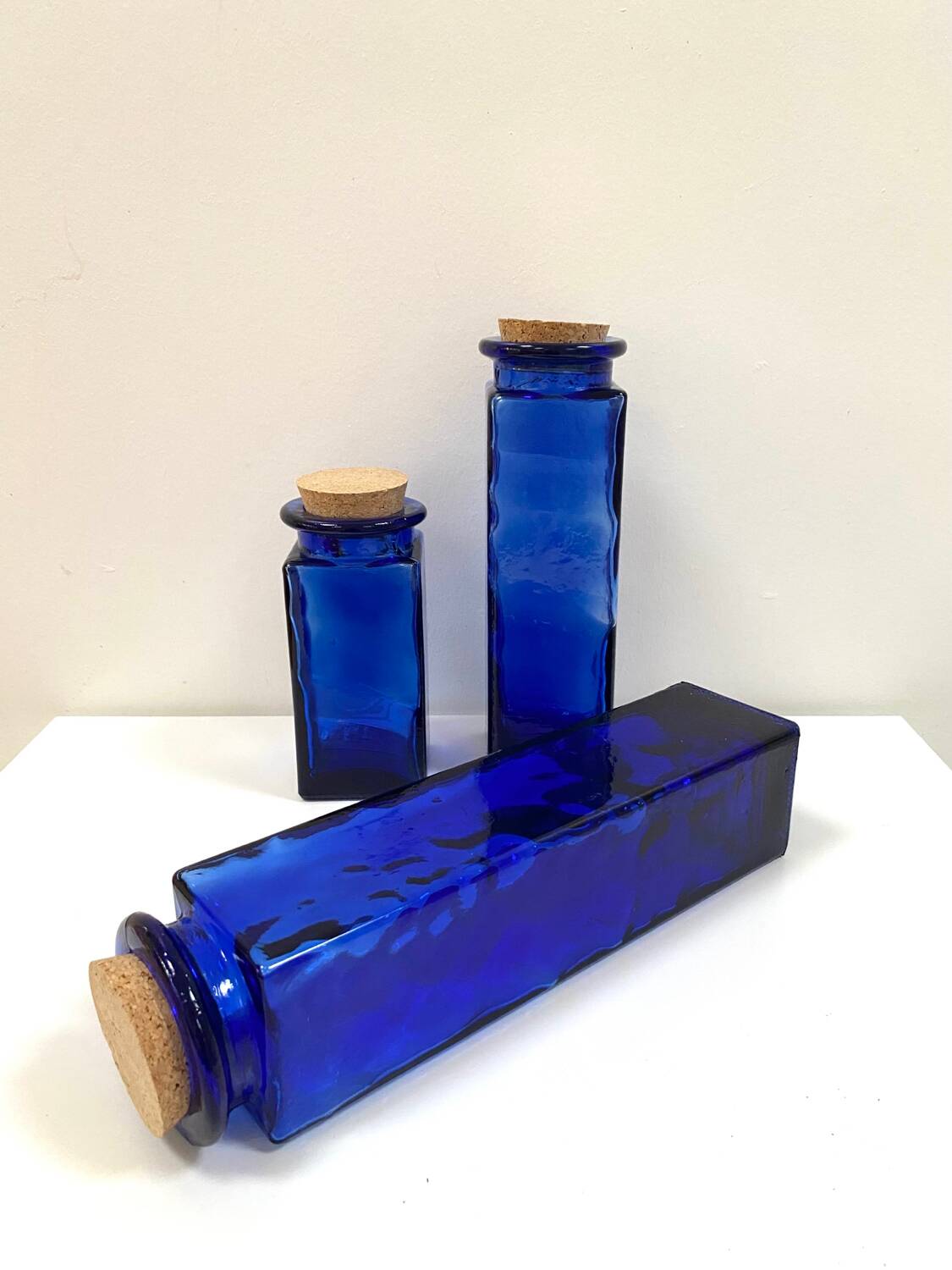 Trio de bocaux en verre bleu cobalt