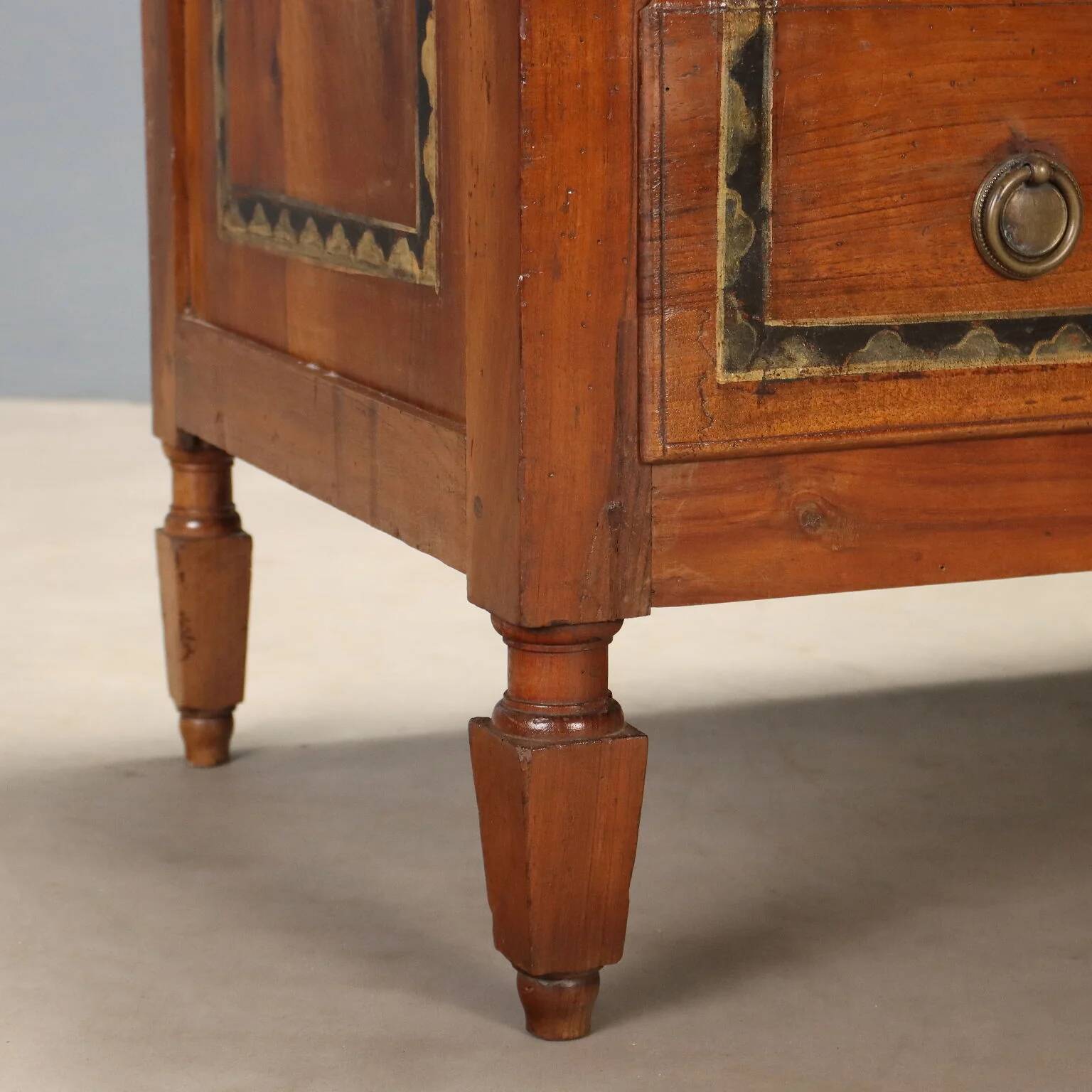 Directoire commode in walnut - Italy 19th century