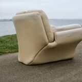 Paire de fauteuils "space age" en cuir. Couleur "crème". Circa 1970.