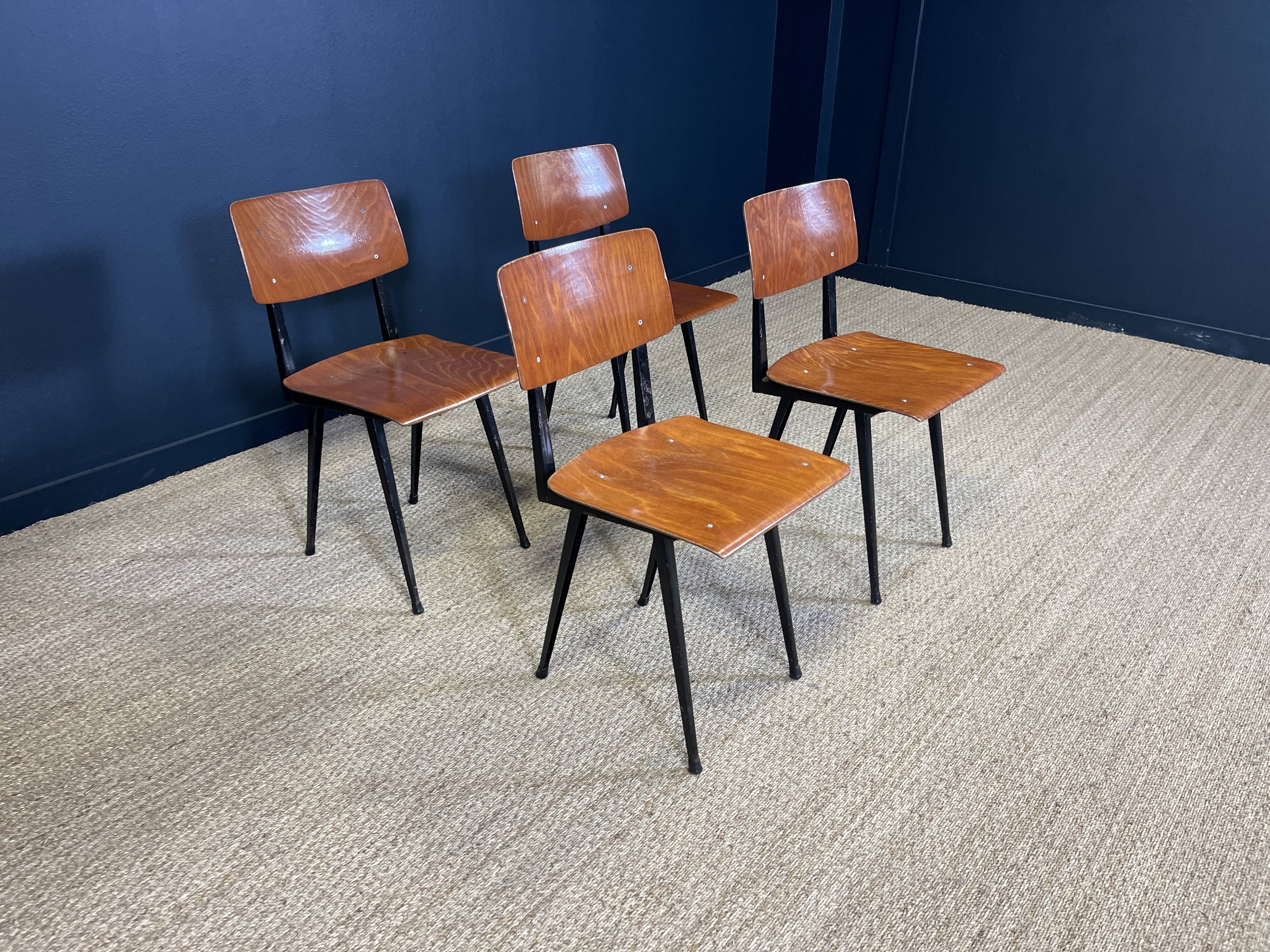 Ensemble de 4 chaises obo 60.10 bois miel pieds compas noirs