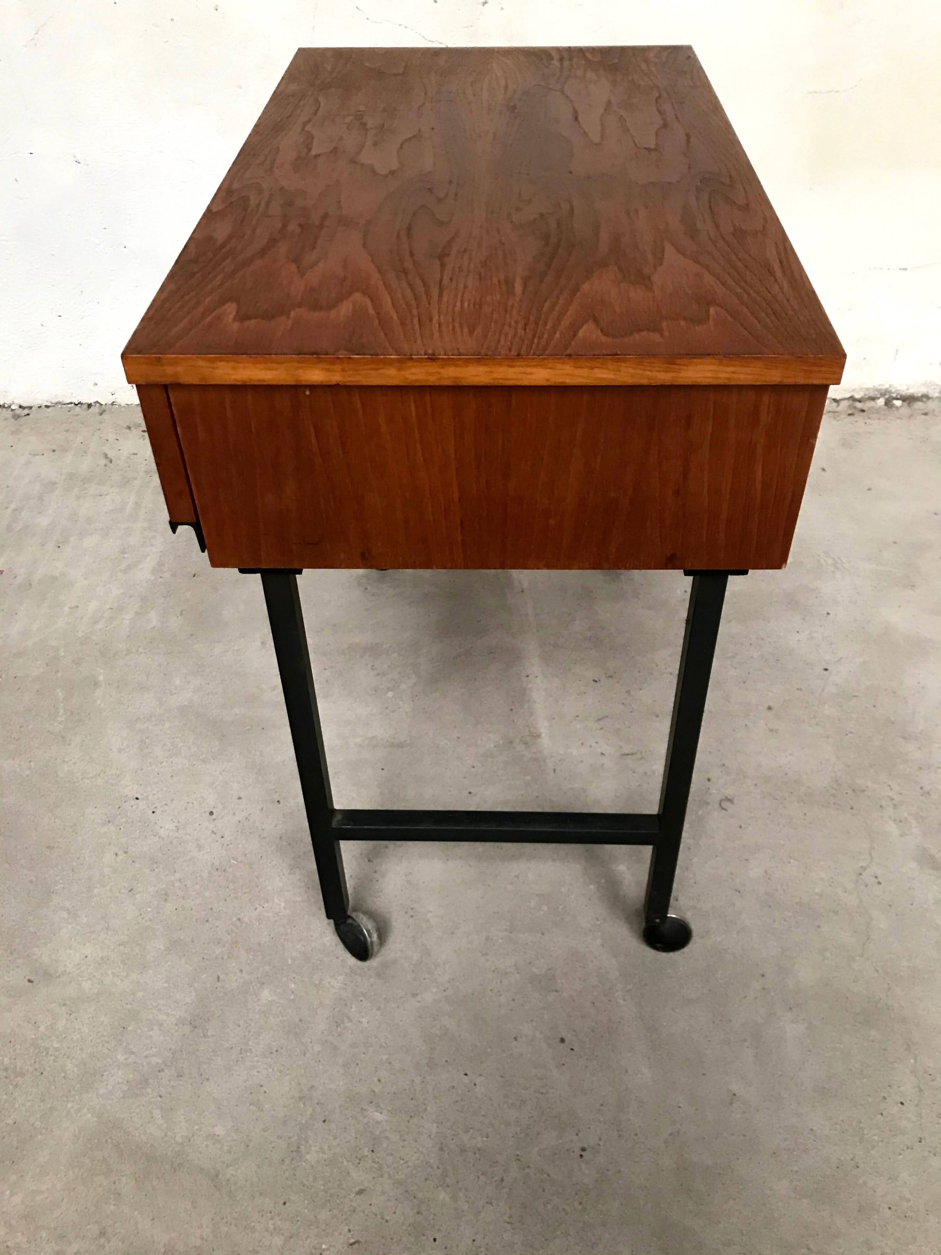 Chevet, bout de canapé en teck sur roulettes, années 60