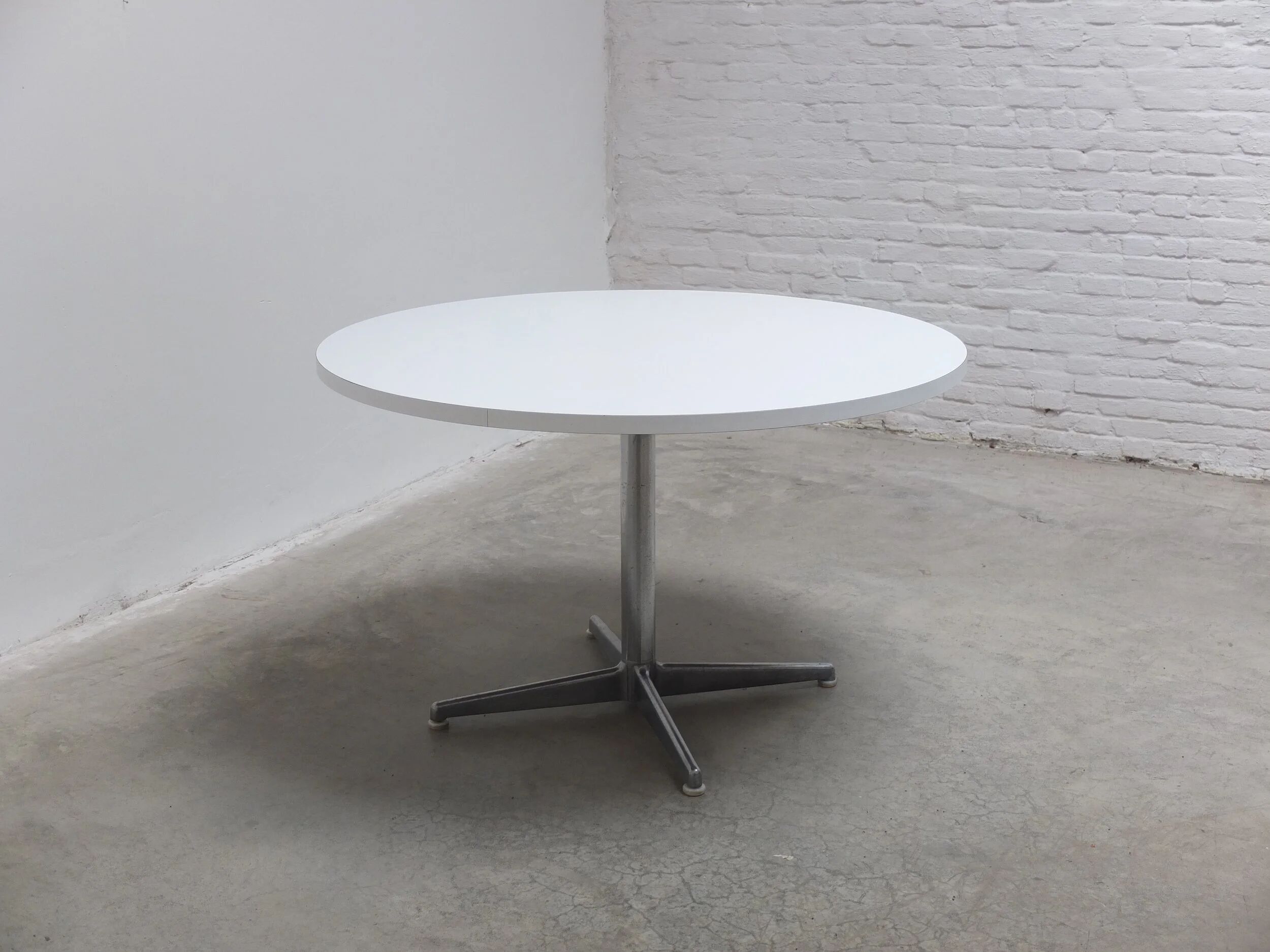 Round Space Age dining table, 1970s