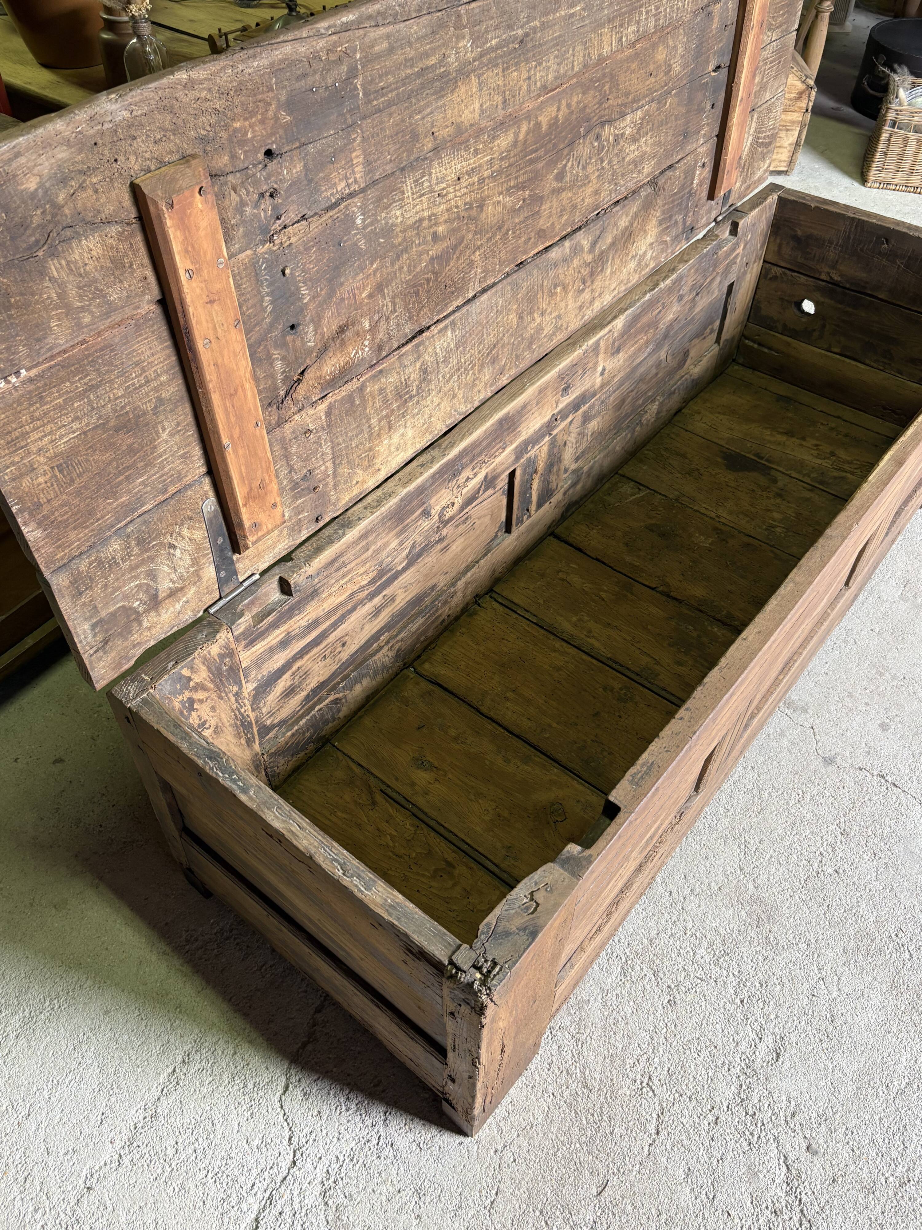 Maie ancienne en bois massif