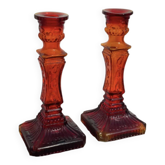 Paire de bougeoirs en verre ambré