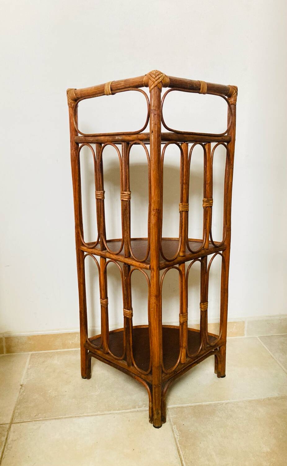 Étagère d'angle vintage en bambou et rotin années 1960/70