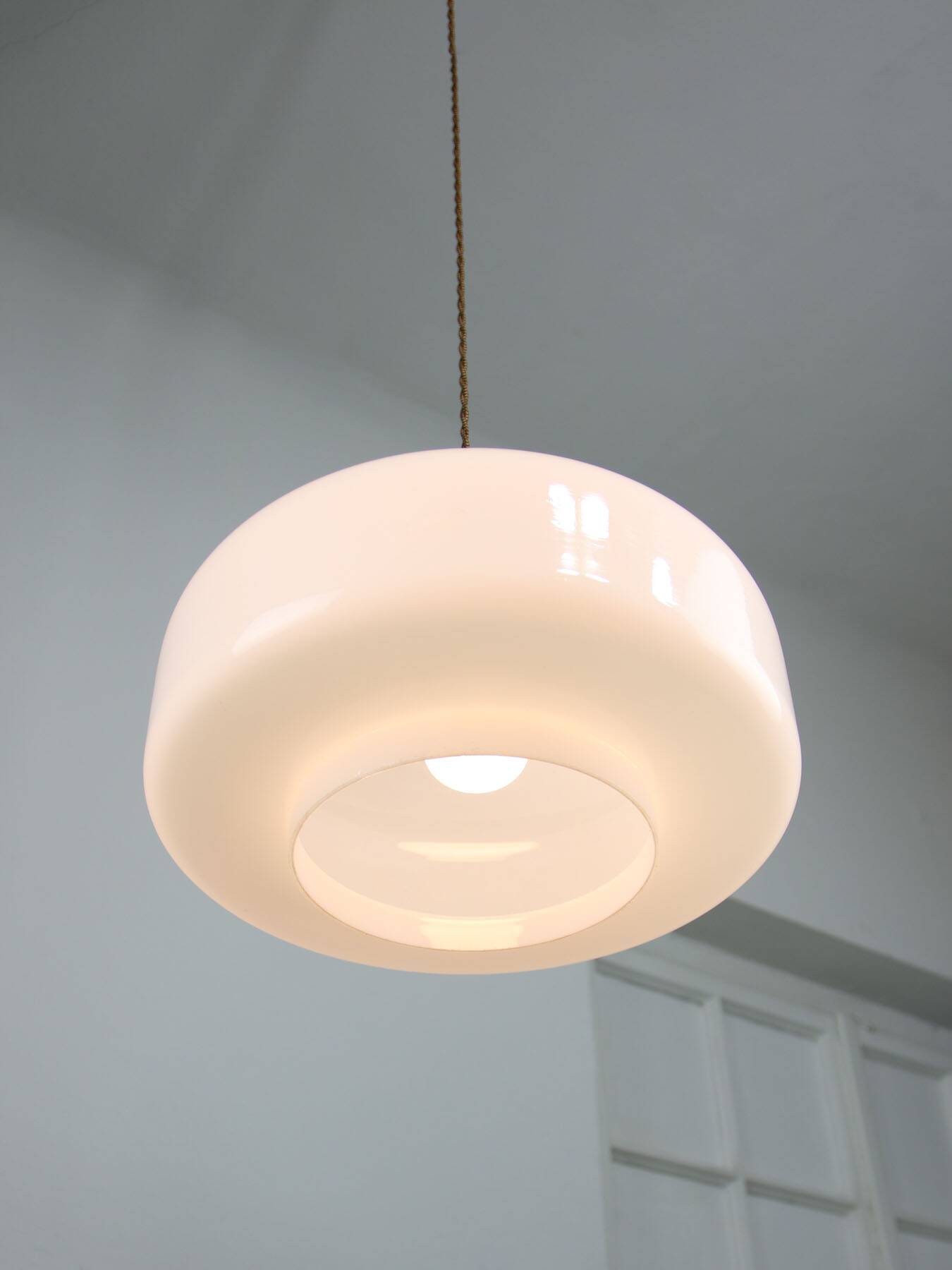 Lampe à Suspension Mid-Century en Laiton et Opaline, Italie, 1950s