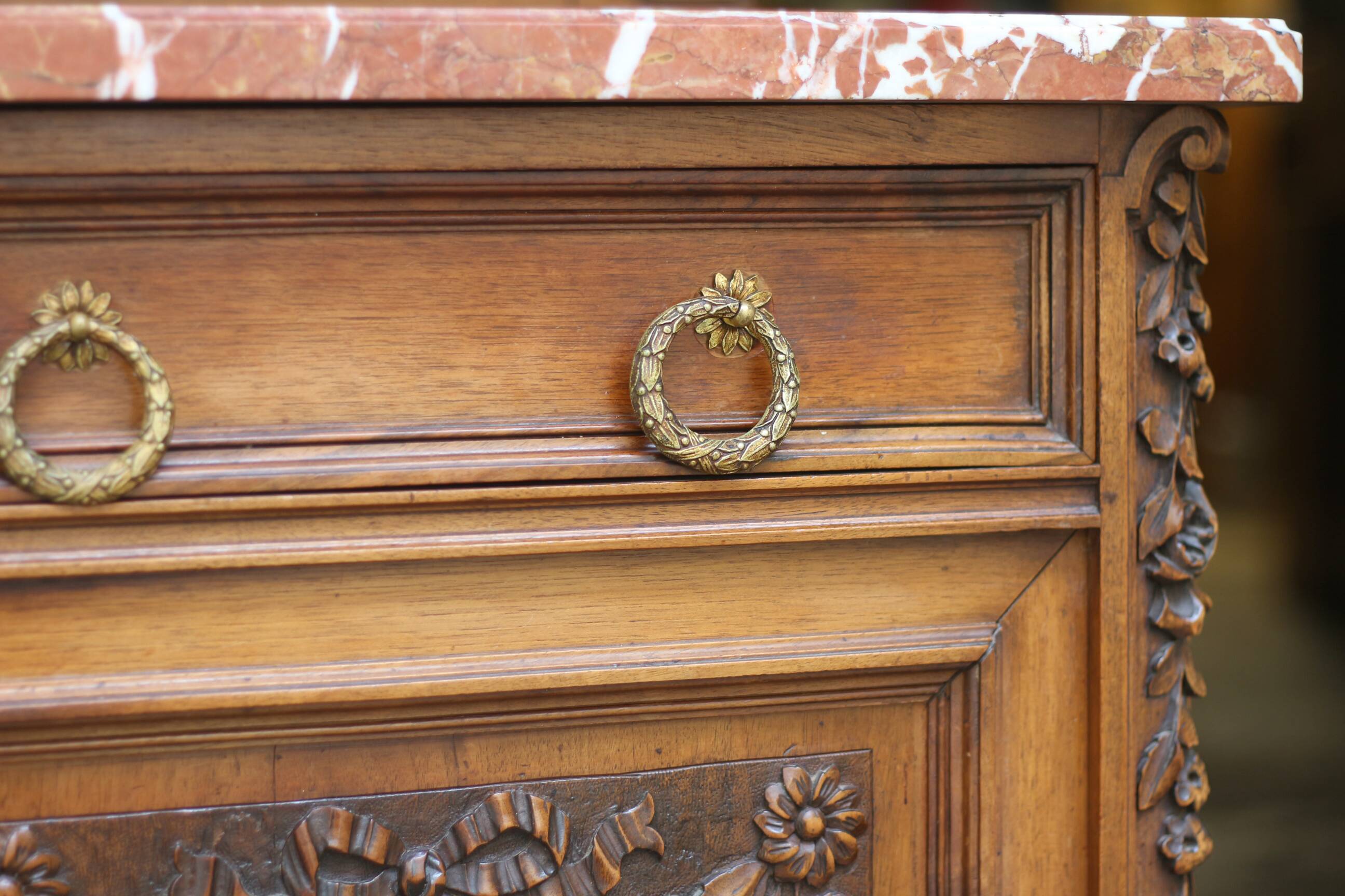 Buffet with mirror in solid walnut. Late 19th century, beautiful piece.