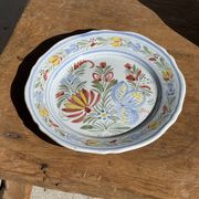 Assiette décorative ancienne IB Quimper à décor floral polychrome D24