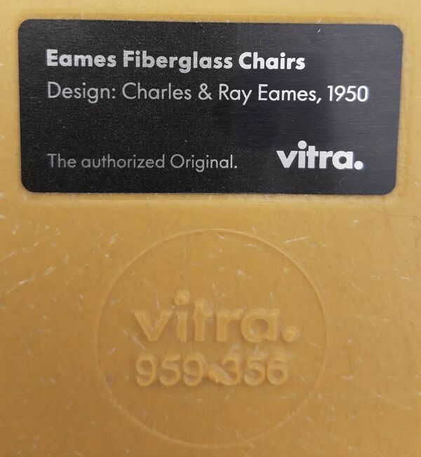 Chaise Eames Fiberglass DSX pour Vitra.