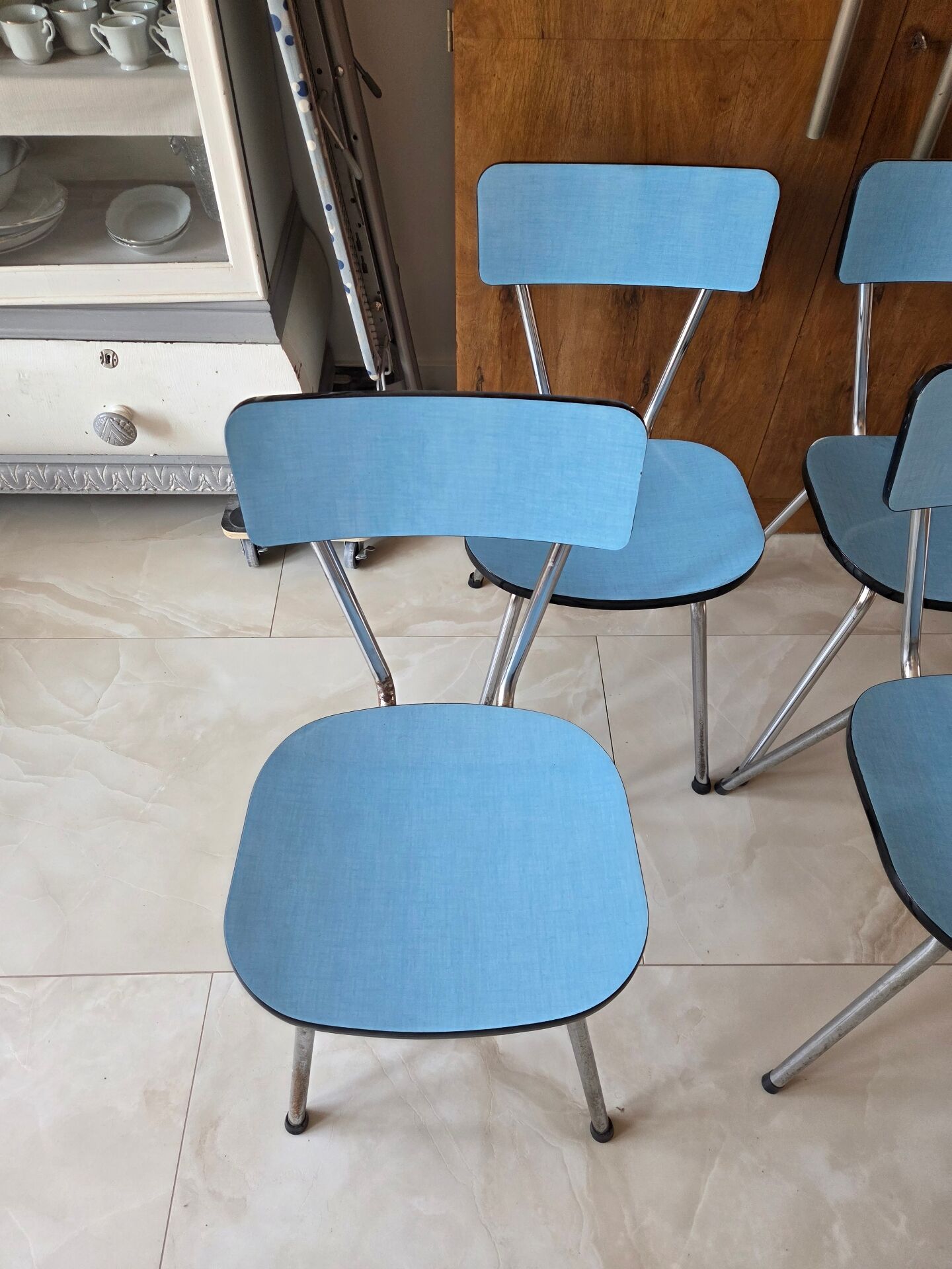 Lot de 4 chaises en formica