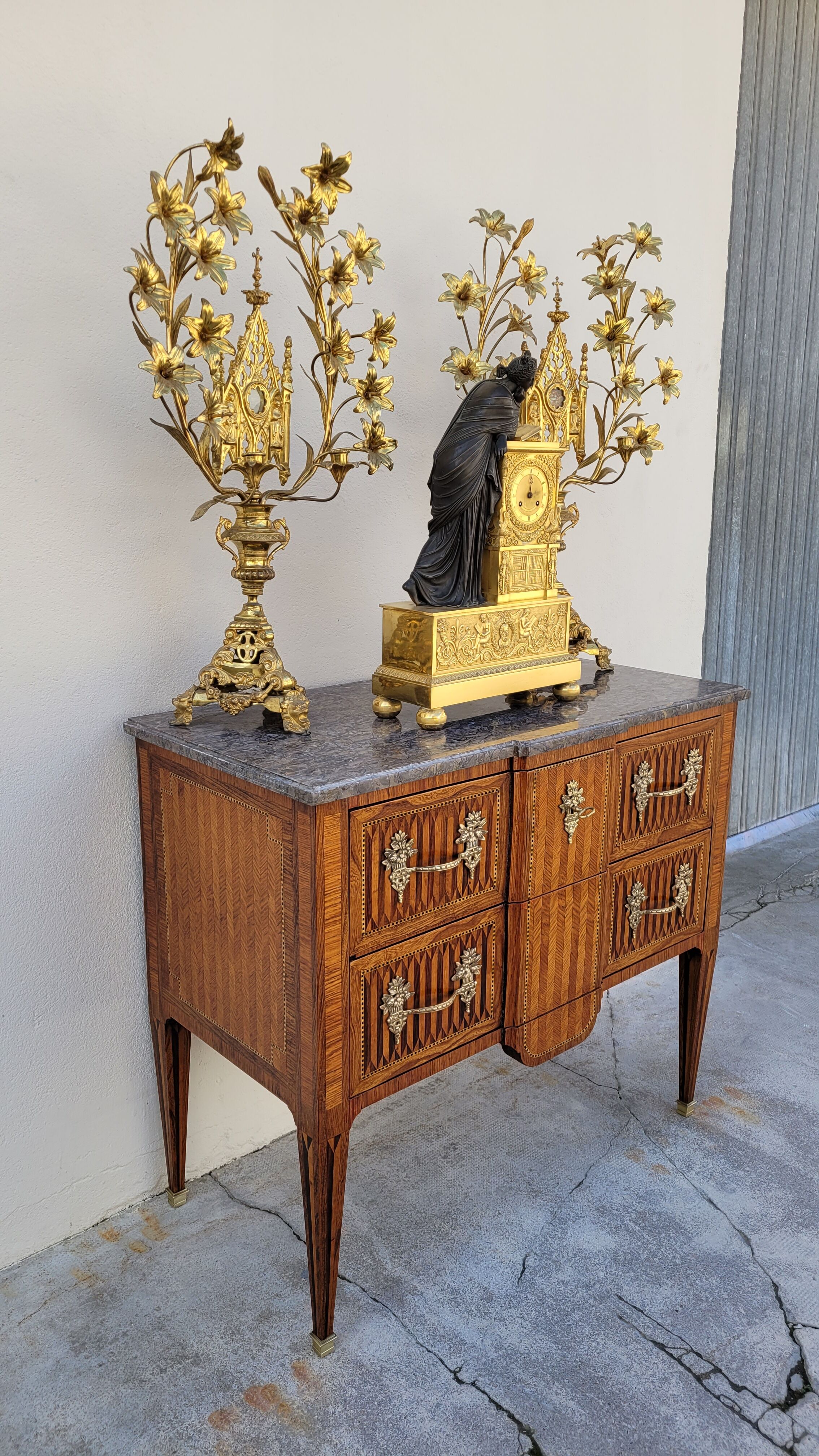 Louis XVI jumping chest of drawers in marquetry 19th