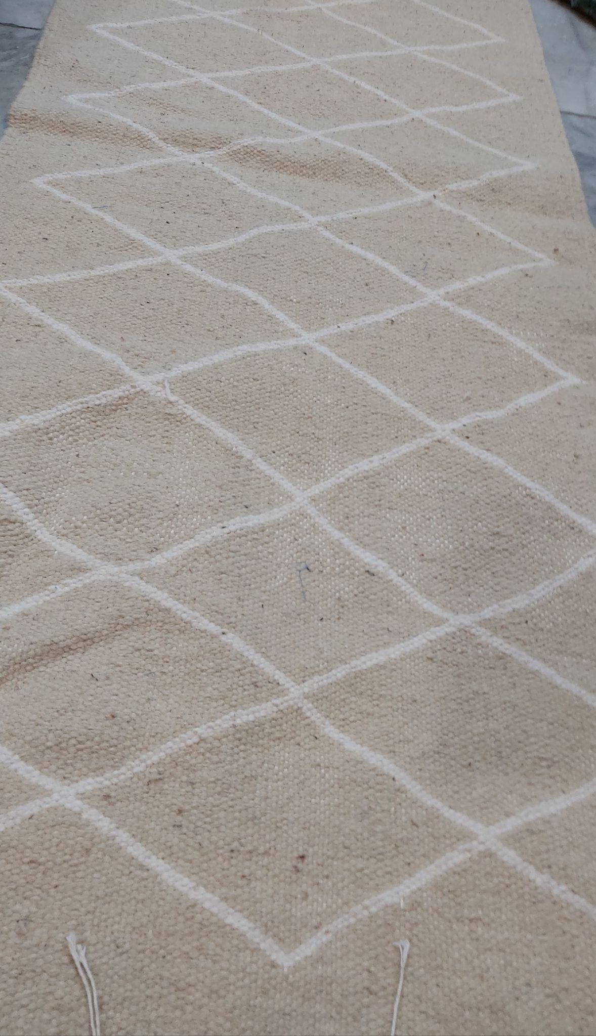 Tapis beige et blanc fait main en pure laine 65x144cm