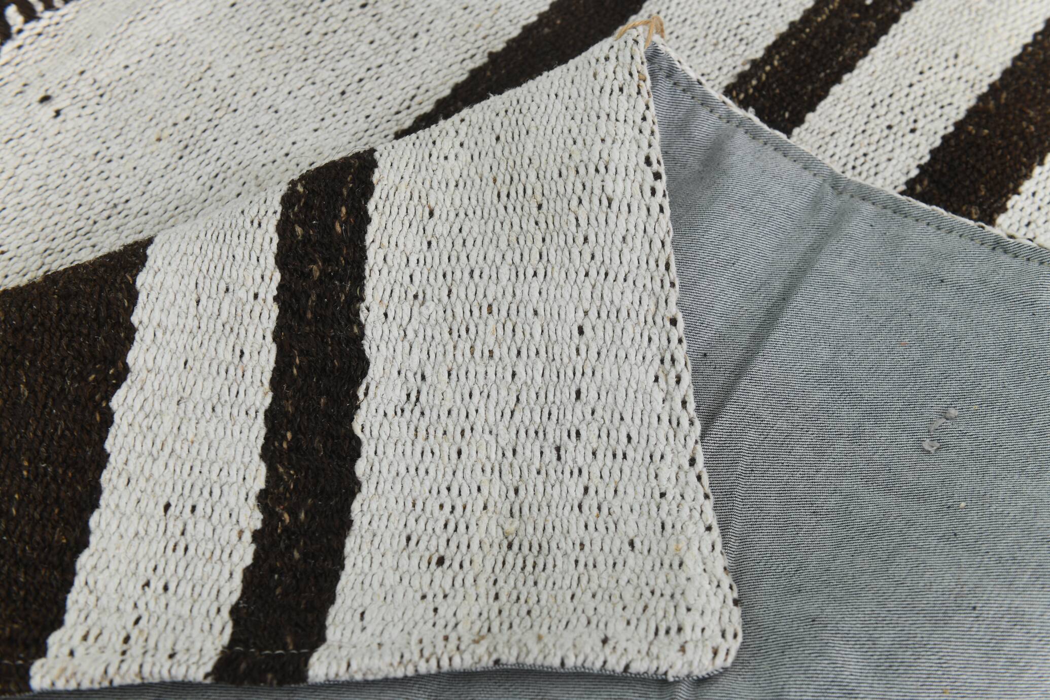 Tapis Kilim moderne rayé blanc et marron foncé