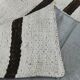 Tapis Kilim moderne rayé blanc et marron foncé