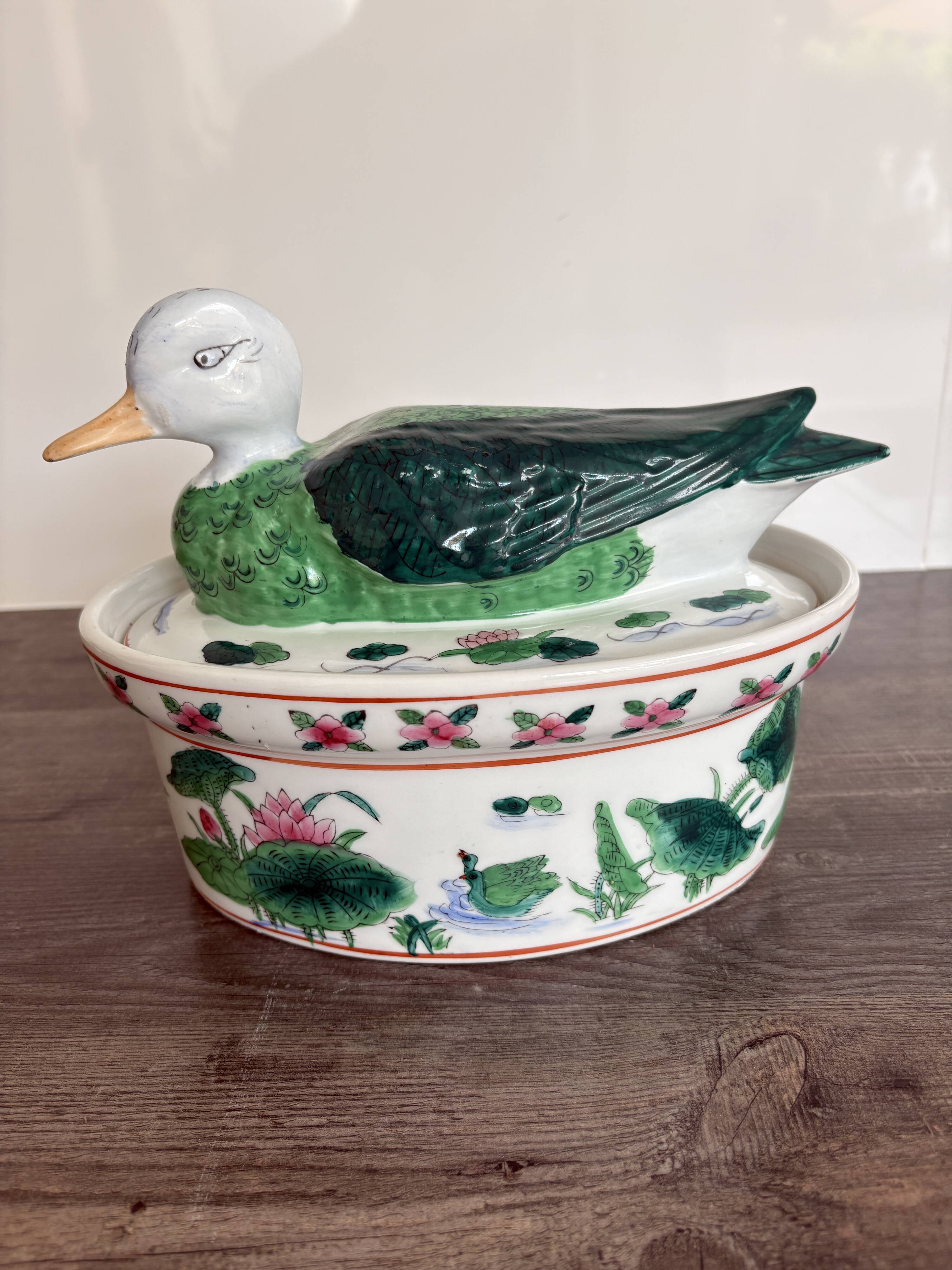 Large covered duck-shaped porcelain pot in China