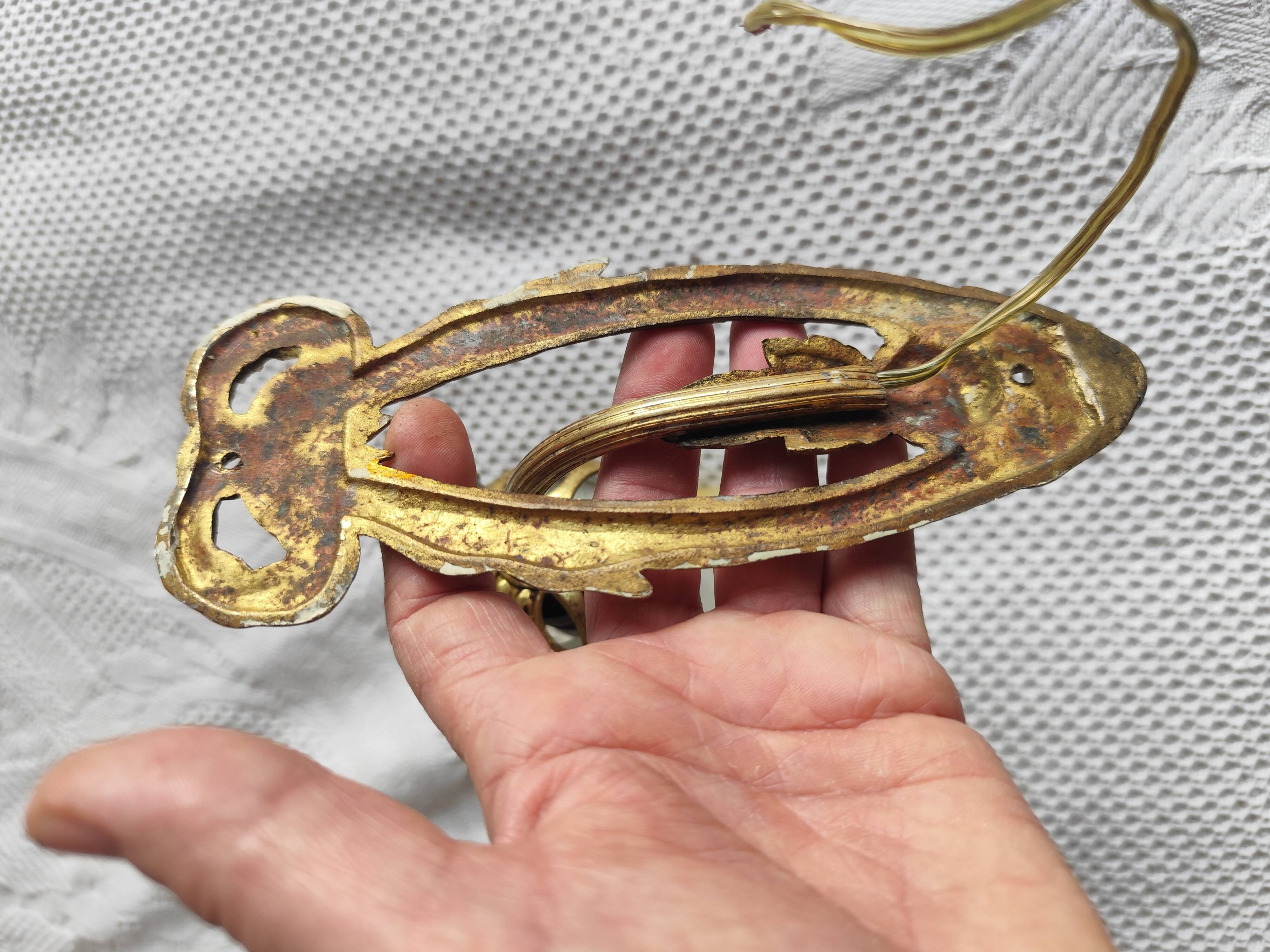 Antique wall light in gilded brass and glass tulip