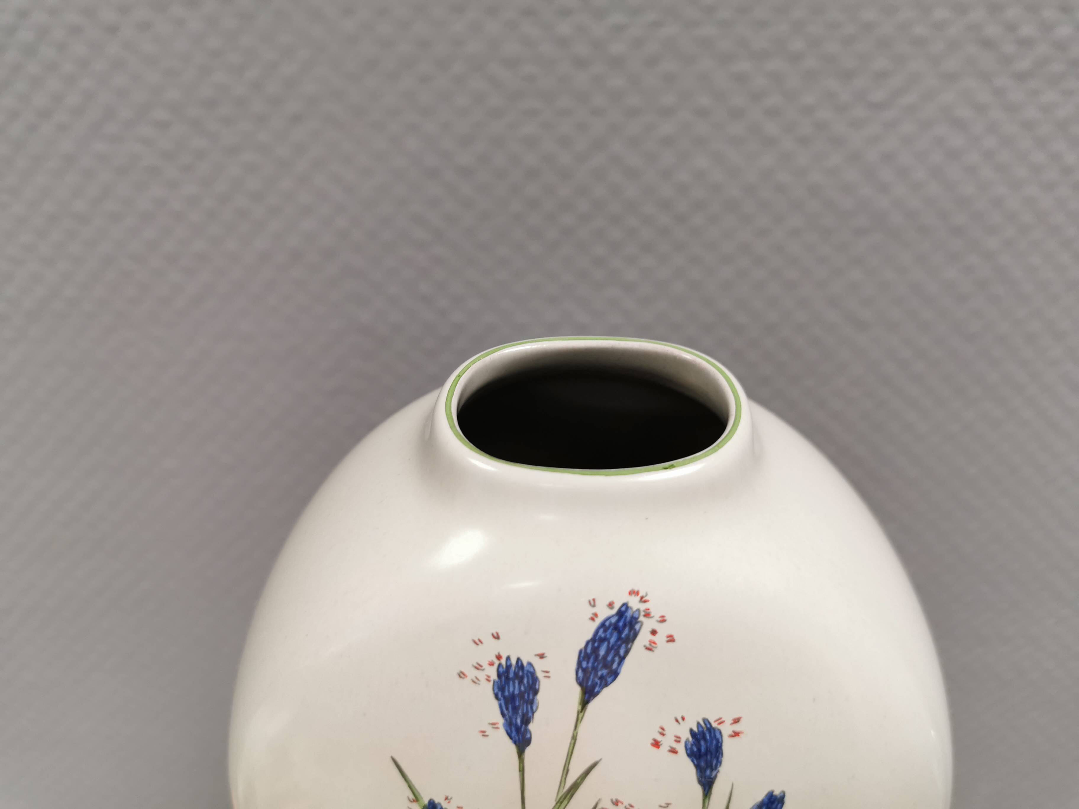 Vase conçue par Johannes Hansen (JH) pour Knabstrup, Danemark, dans les années 1960.