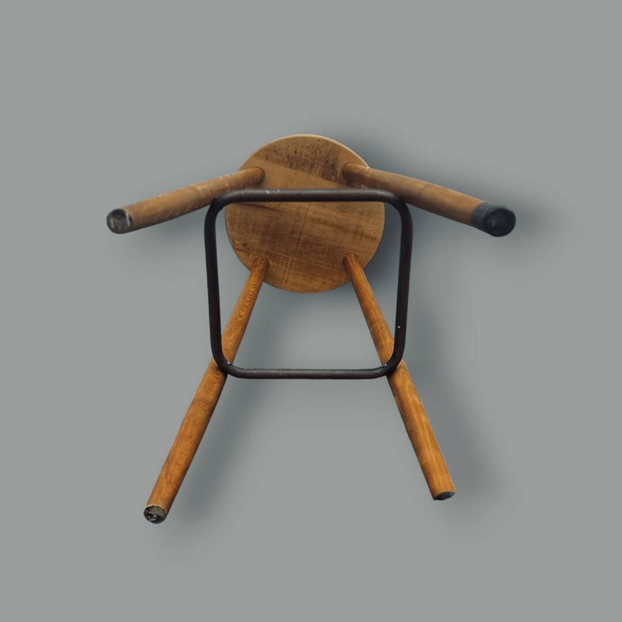Ancien tabouret de bar en bois et métal – design sobre et authentique