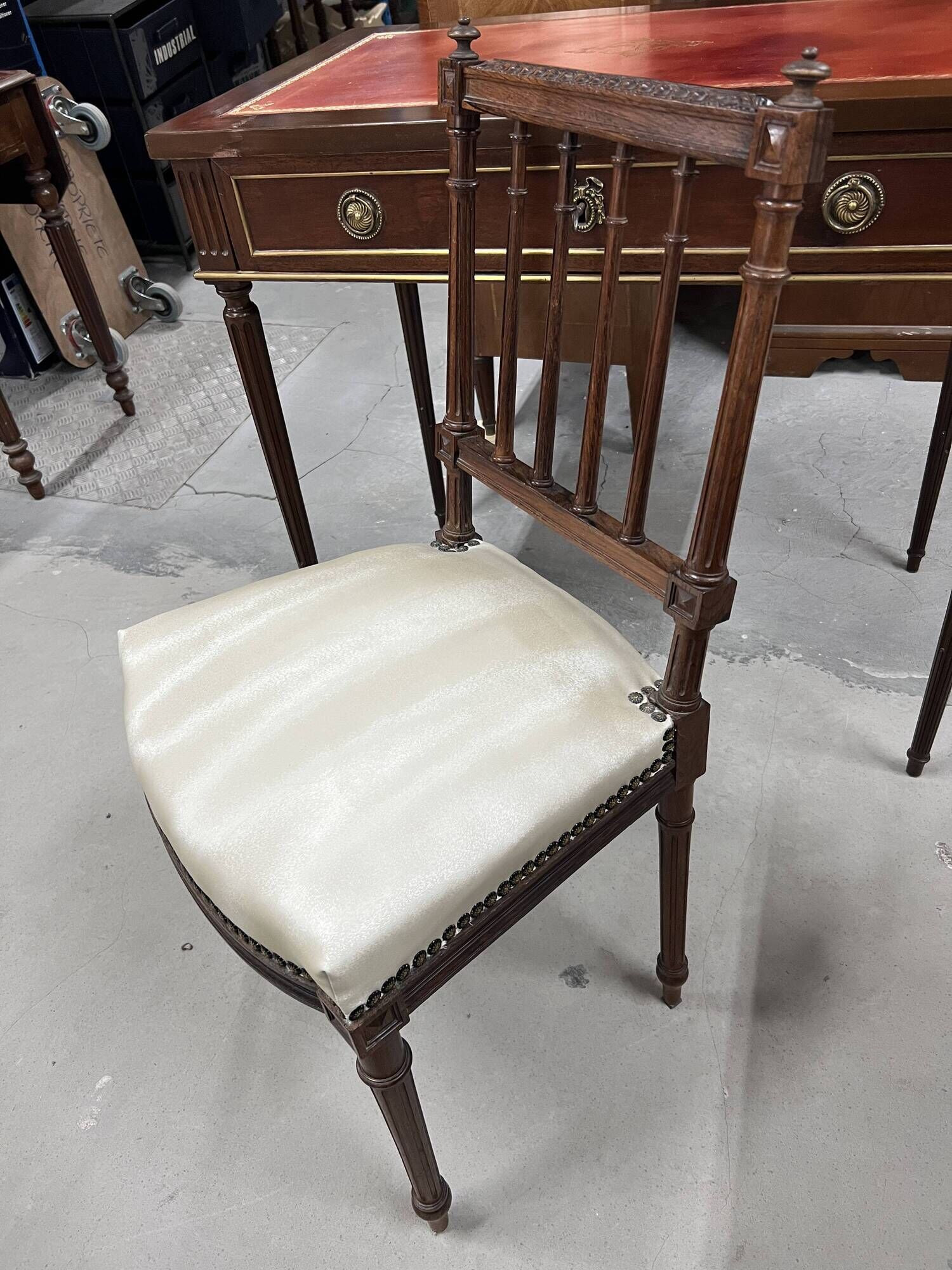 Flat desk and Louis XVI style chair in mahogany veneer (nineteenth century)