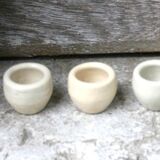 Ensemble de pots anciens en grès beige