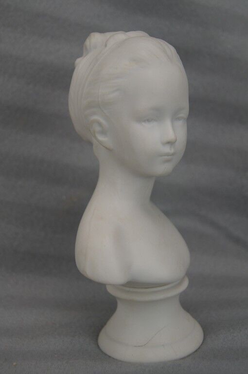 Buste Mademoiselle Brongniart, en biscuit blanc, sur socle rond