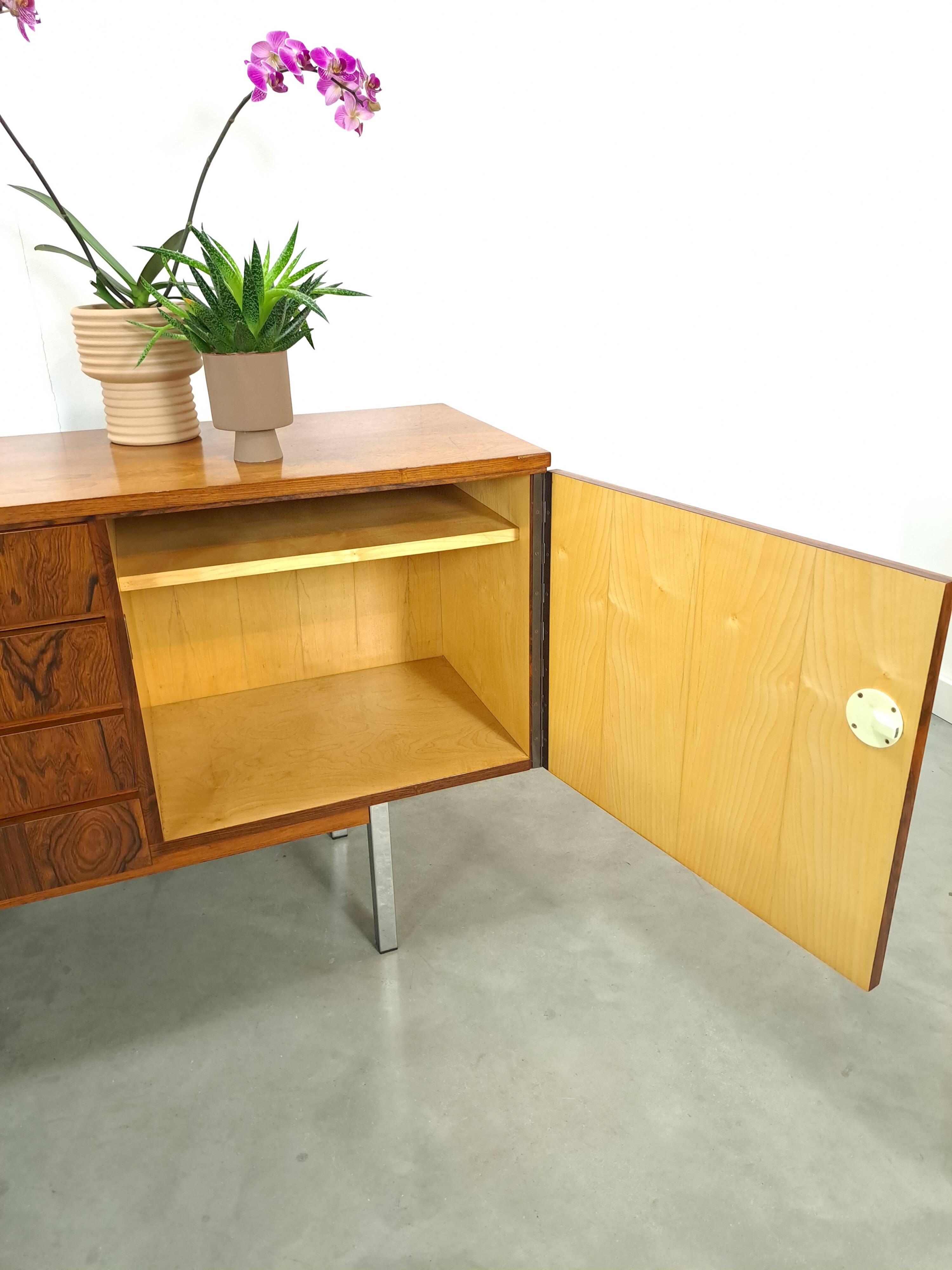 Dressoir rio palissandre plus fin avec chromen poten en lades