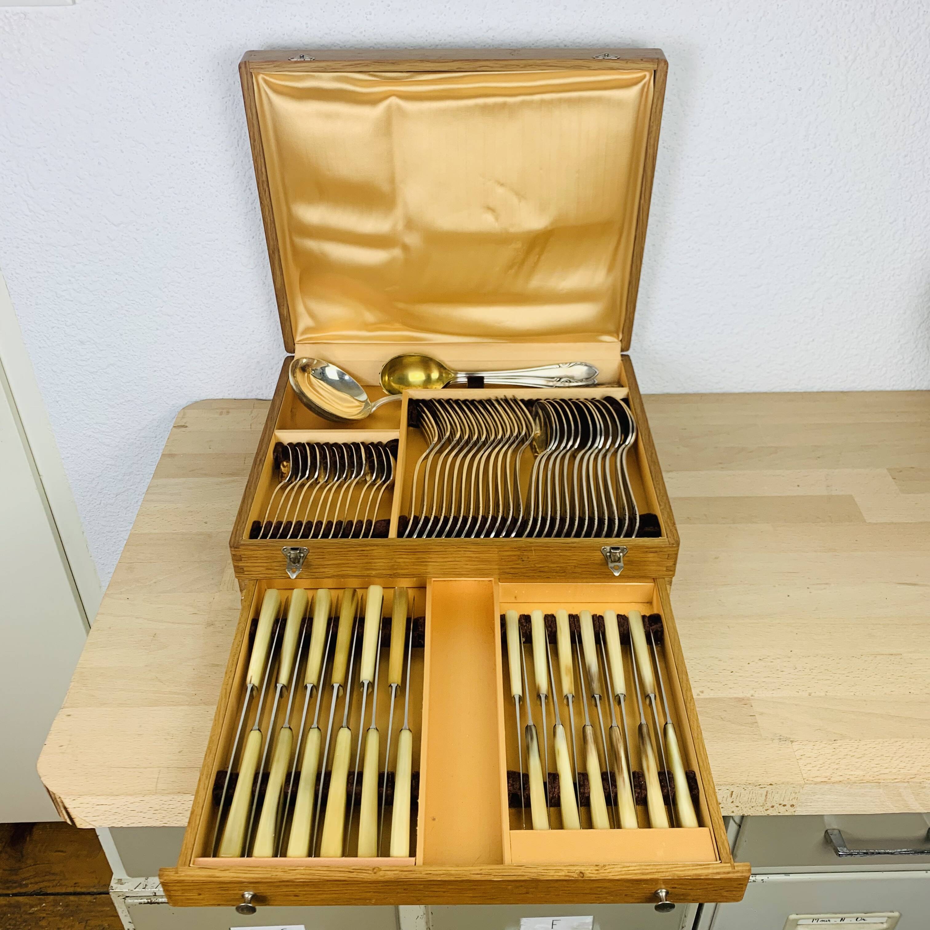 Deetjen silver metal cutlery set 39 pieces and 24 stainless steel knives