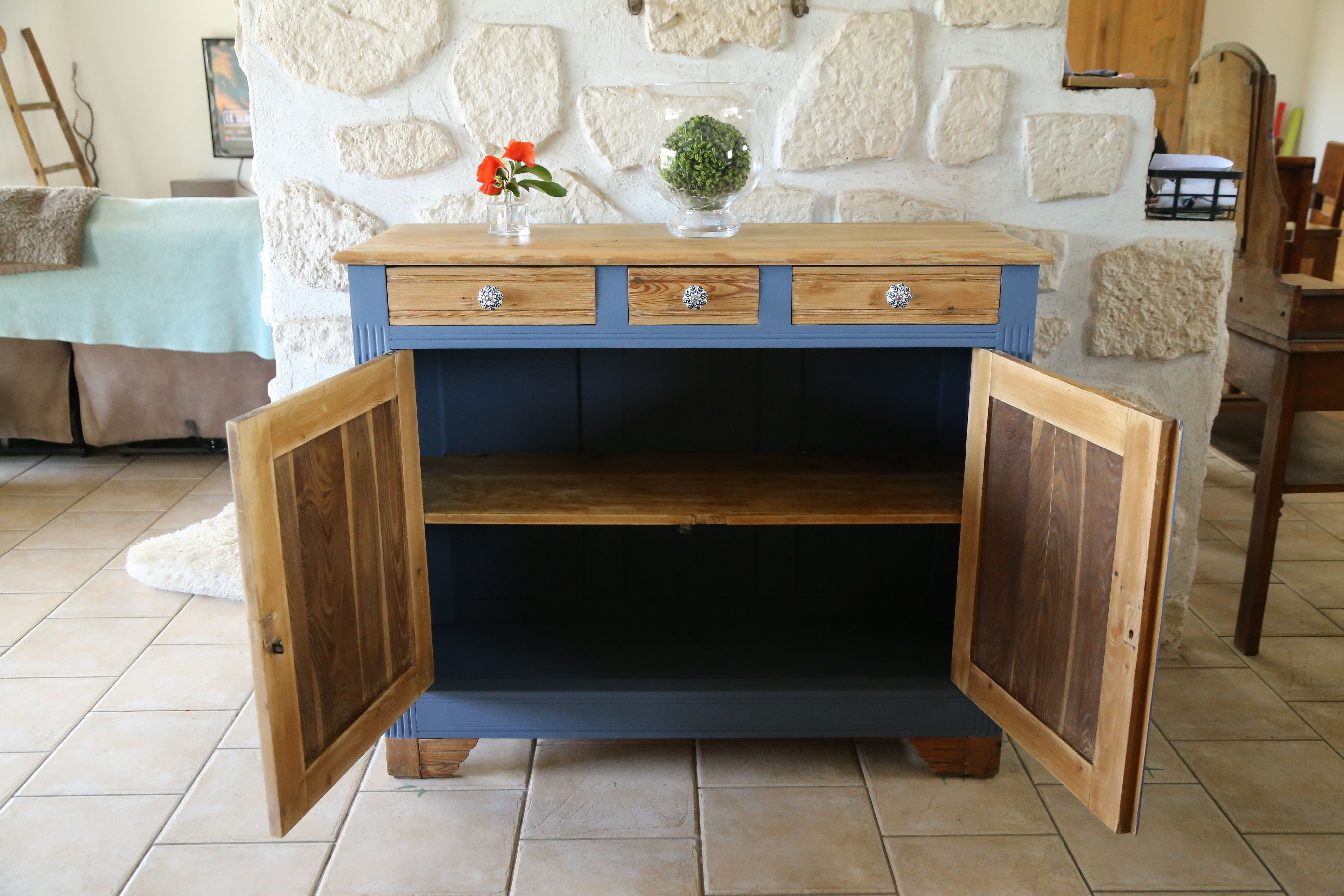 Blue parisian buffet