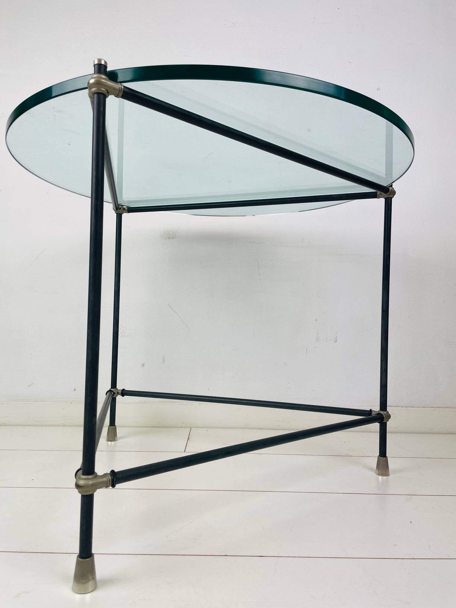 Table d'appoint ronde vintage. Table basse ronde en verre épais. Table de design industriel robuste.