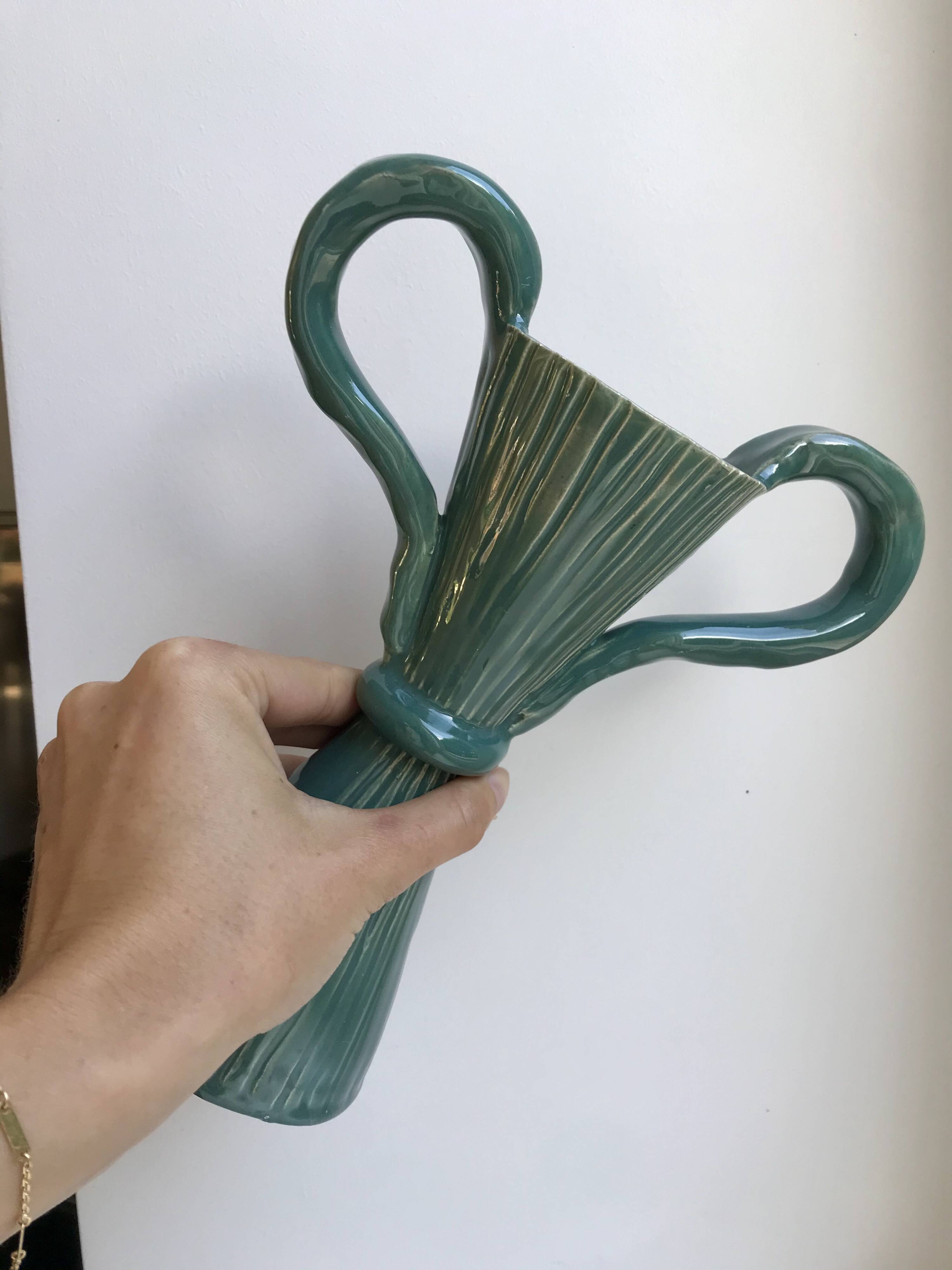 Vase avec anse en céramique poterie signé bleu céladon années 70