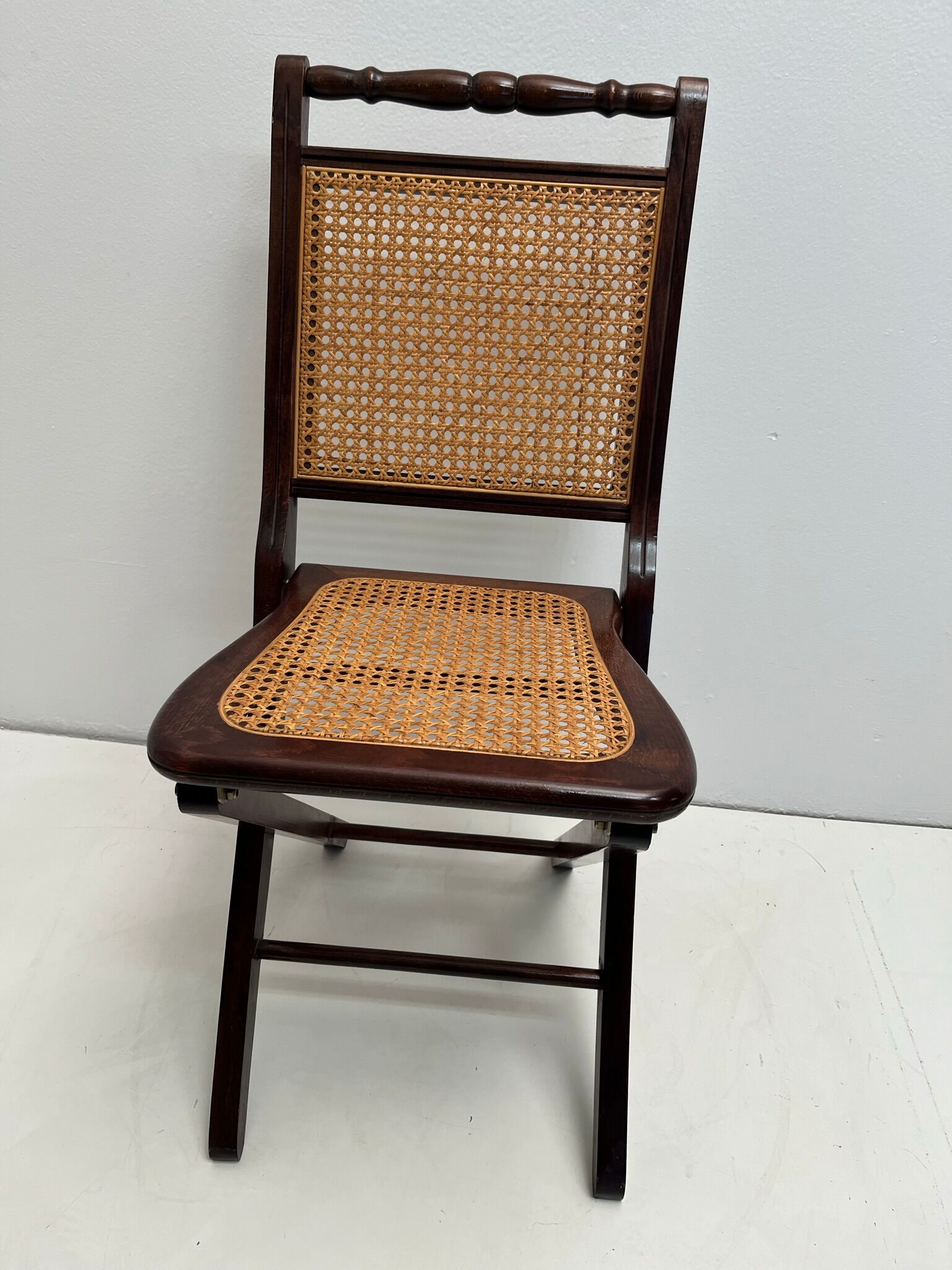 2 vintage folding chairs in wood and canning, 60s