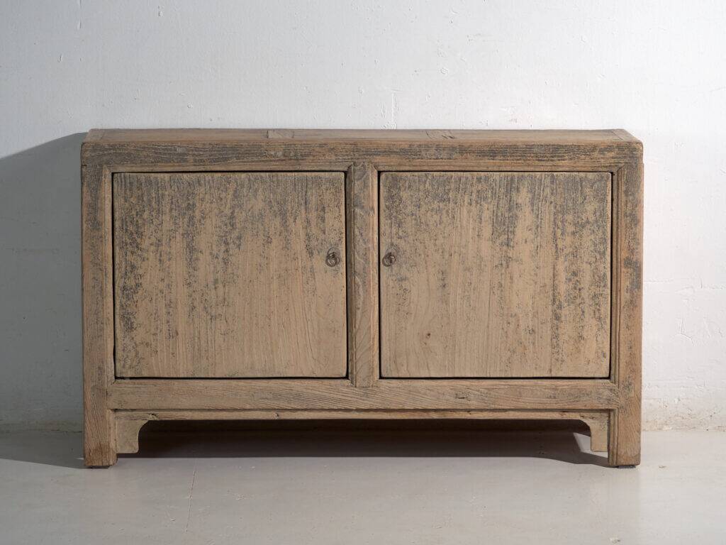 Buffet bas ancien en orme à deux portes – Chine, vers 1950