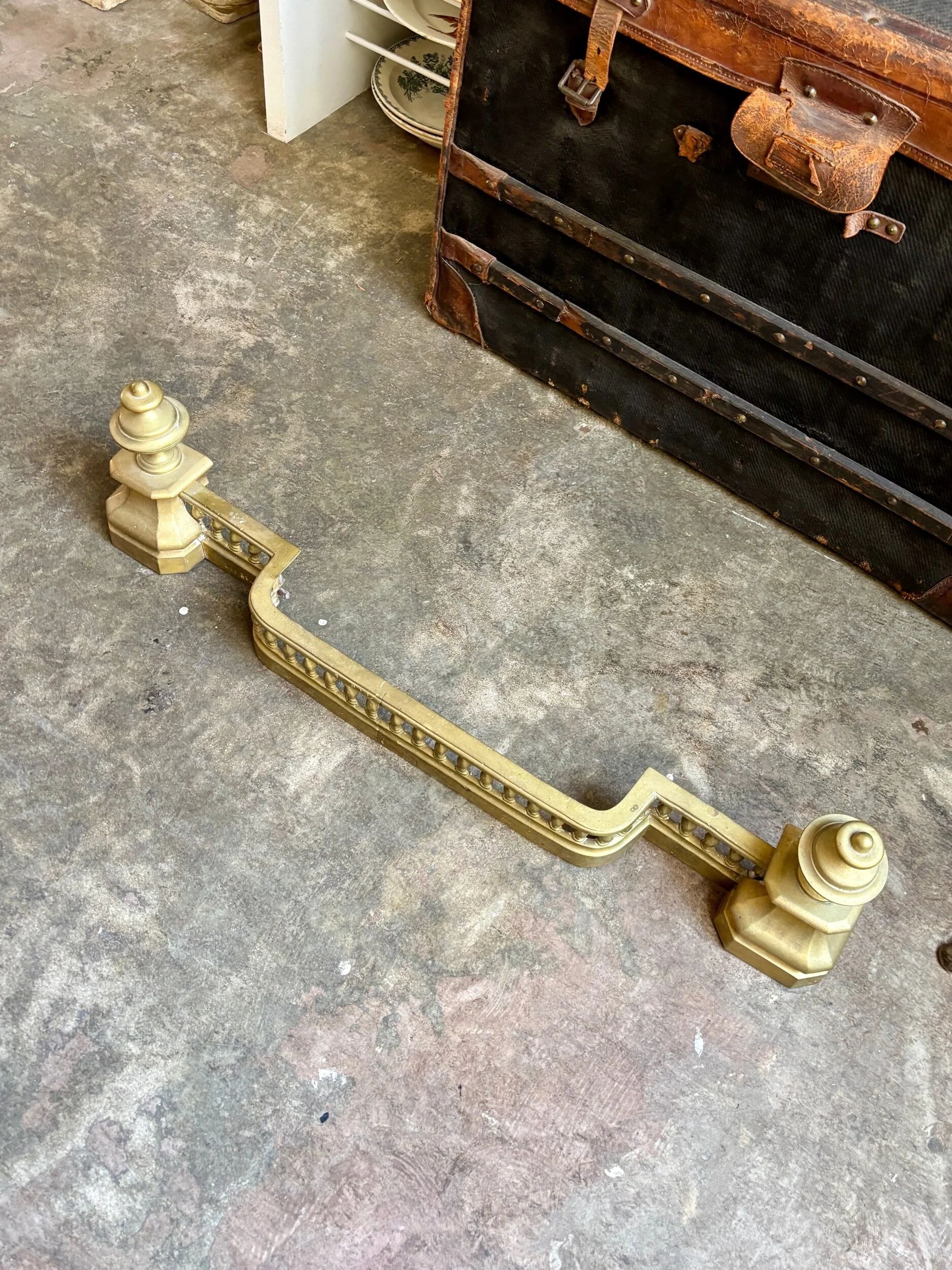 Fireplace fender in gilded bronze