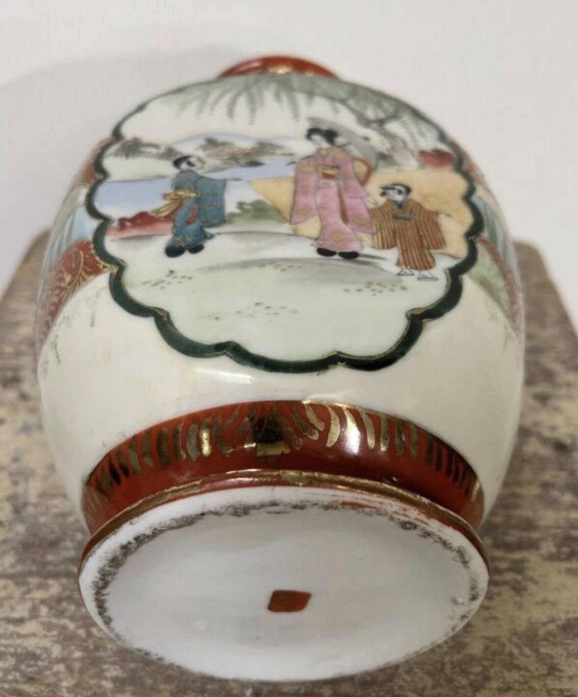 Vase japonais ancien amphore décor geisha émaillé rouge or signé