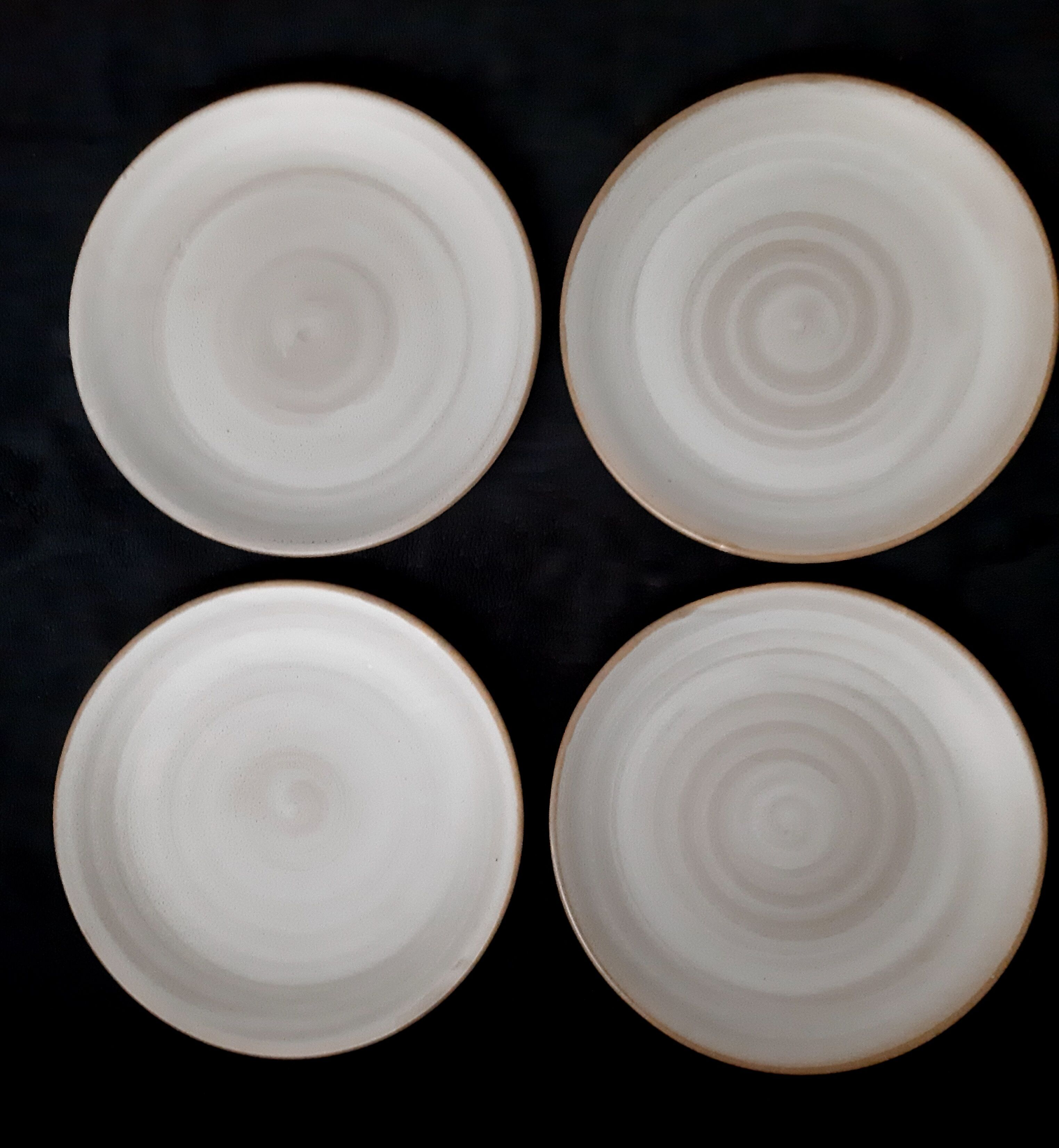 4 stoneware plates