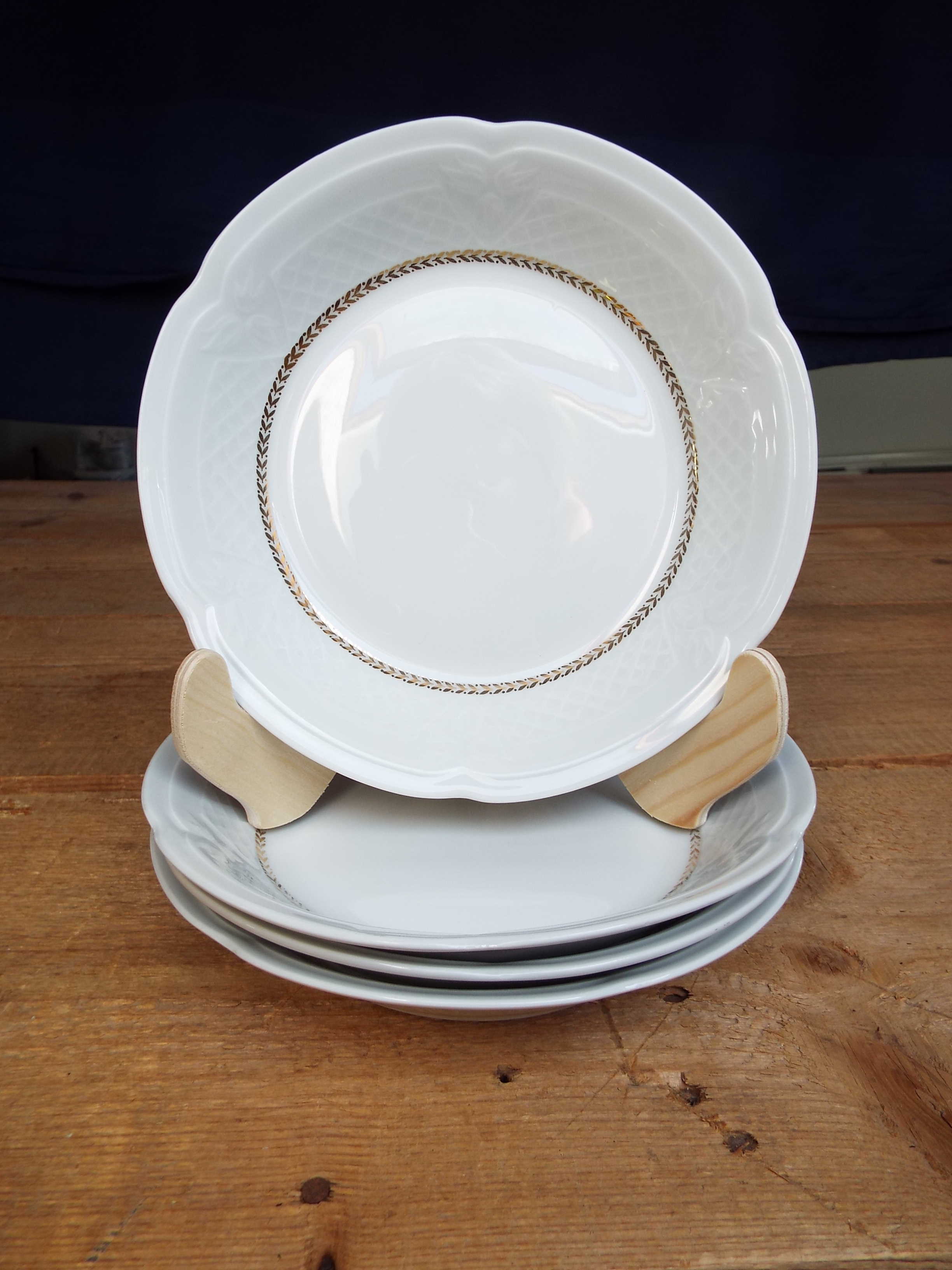 4 hollow dessert plates