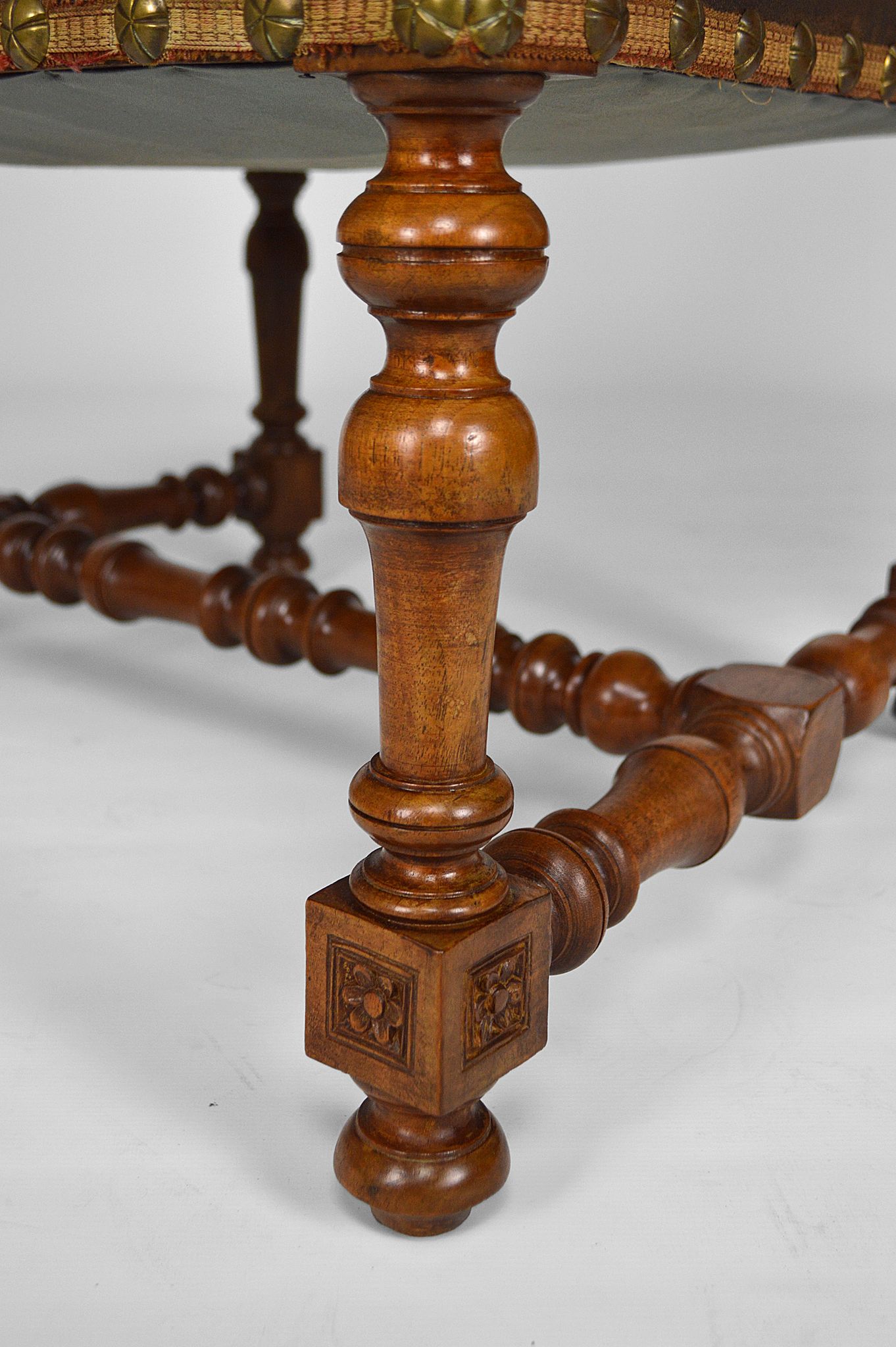 Fauteuil de bureau Louis XIII en cuir et noyer sculpté vers 1860