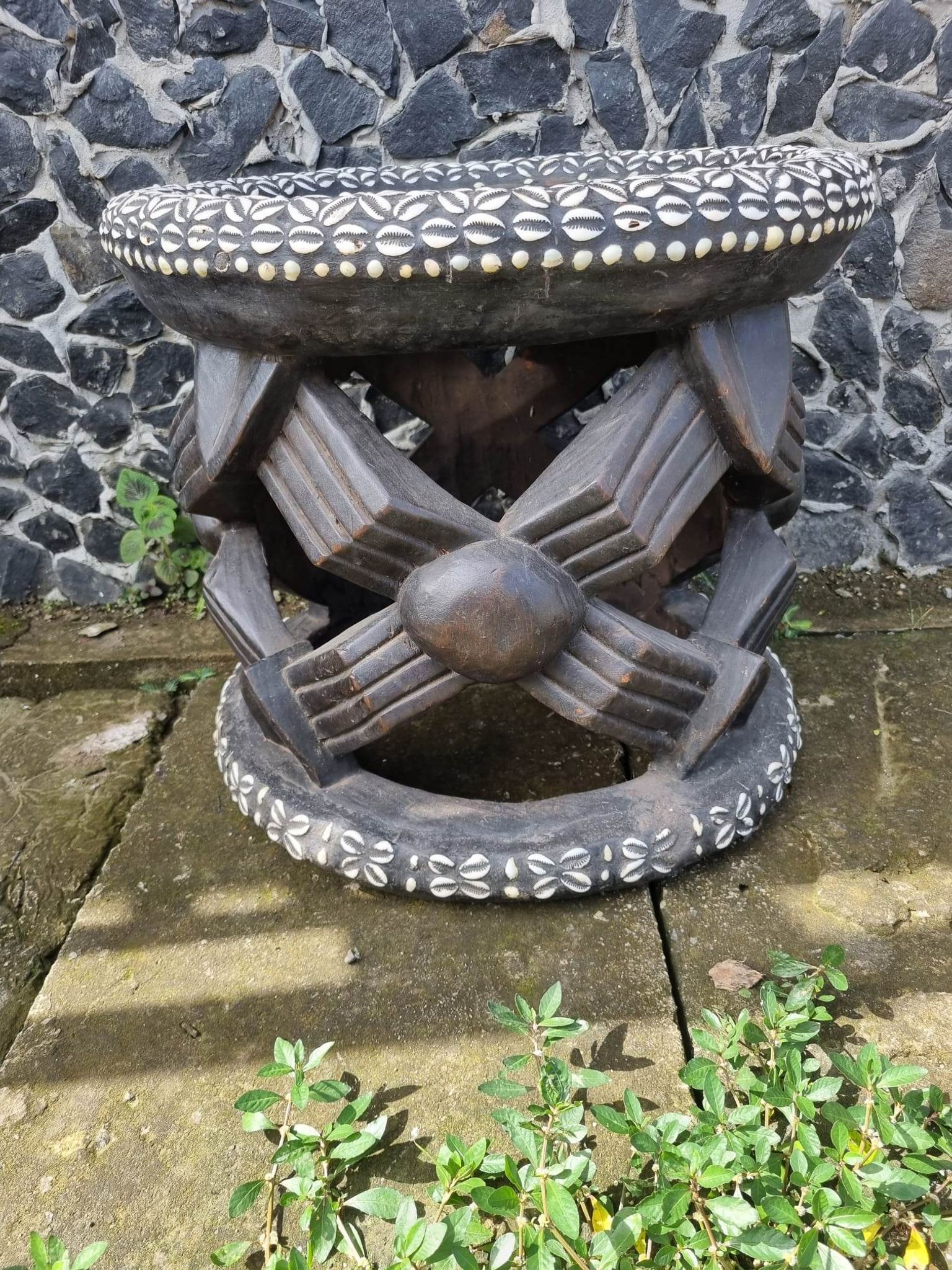Table basse bamiléké africain décorée avec cauris et pièces