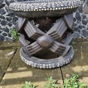 Table basse bamiléké africain décorée avec cauris et pièces