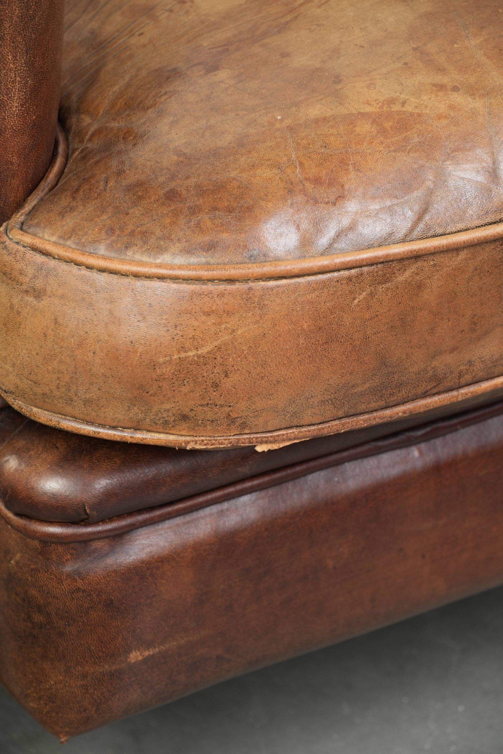 Fauteuil club en cuir de mouton vintage