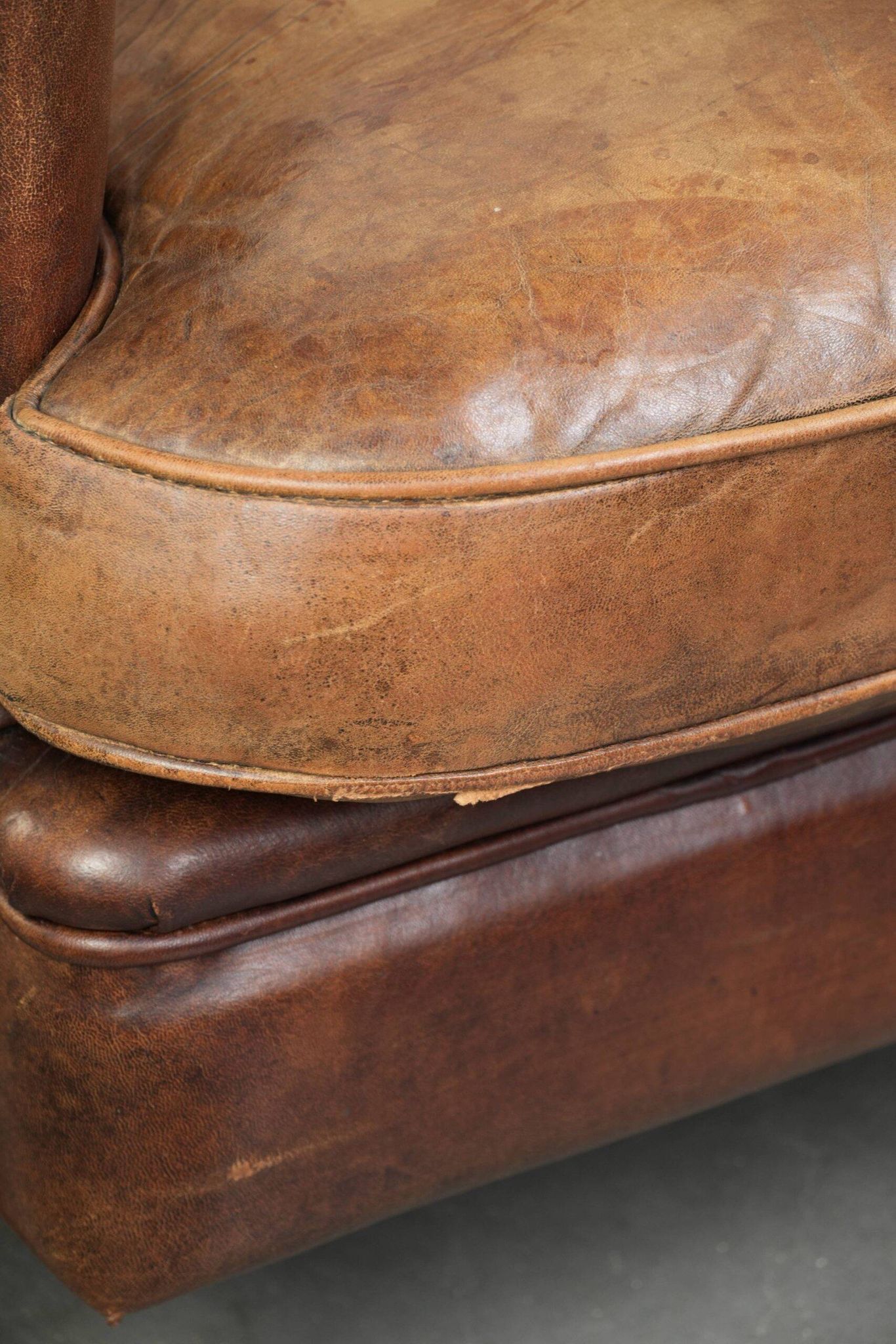 Fauteuil club en cuir de mouton vintage